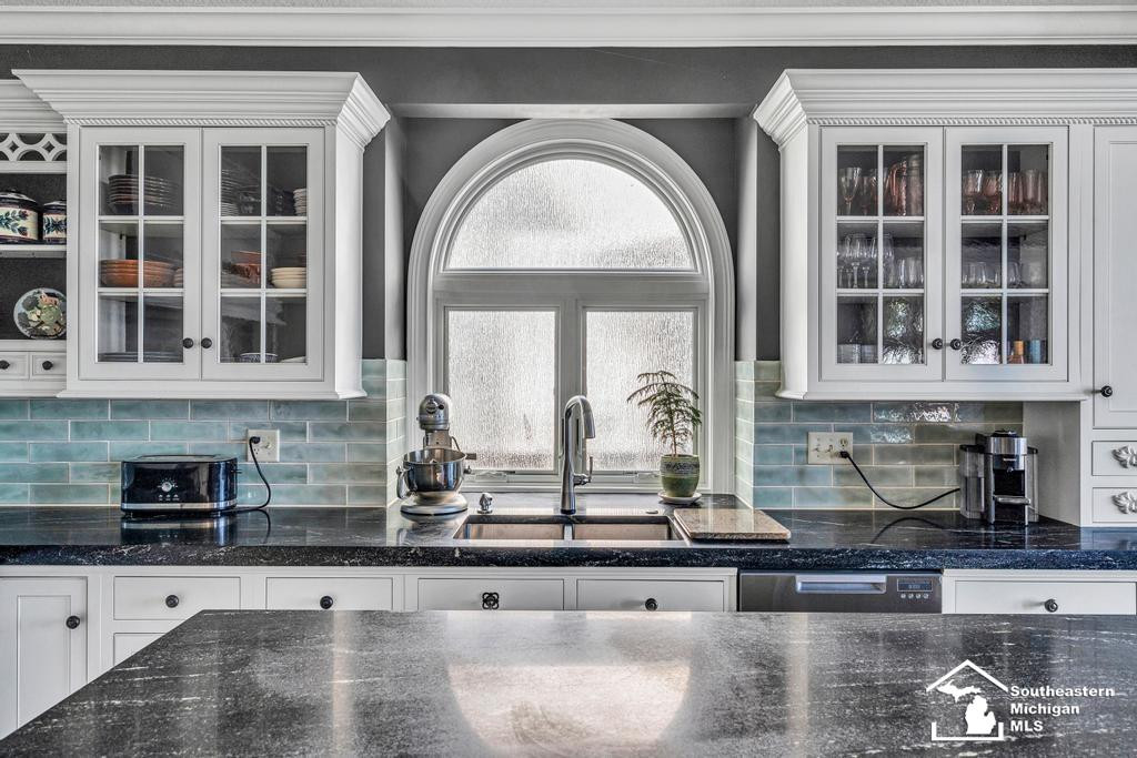 12728 N Lakeshore Drive, La Salle, MI — Photo 32