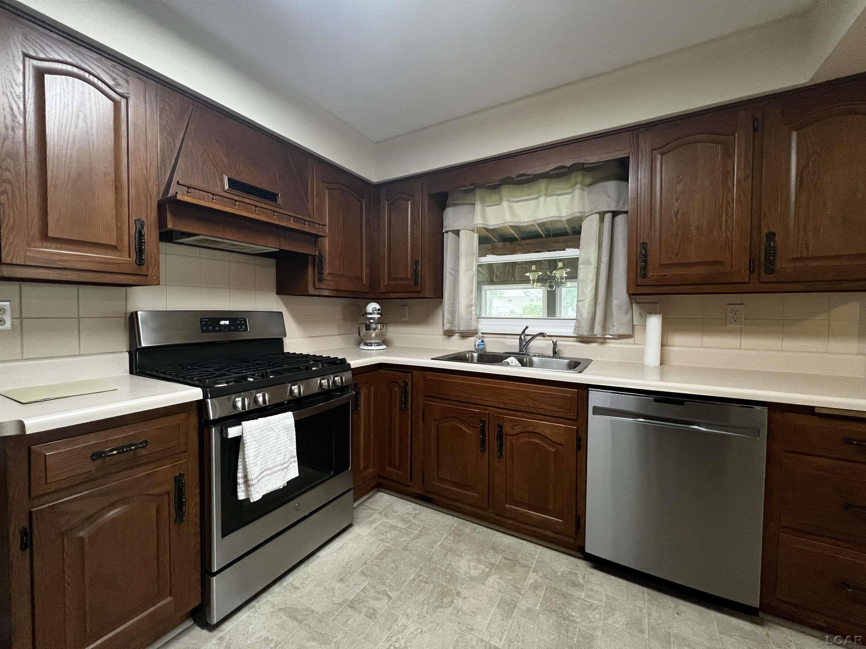 2682 Elmwood Drive, Adrian, MI 49221 — Photo 12