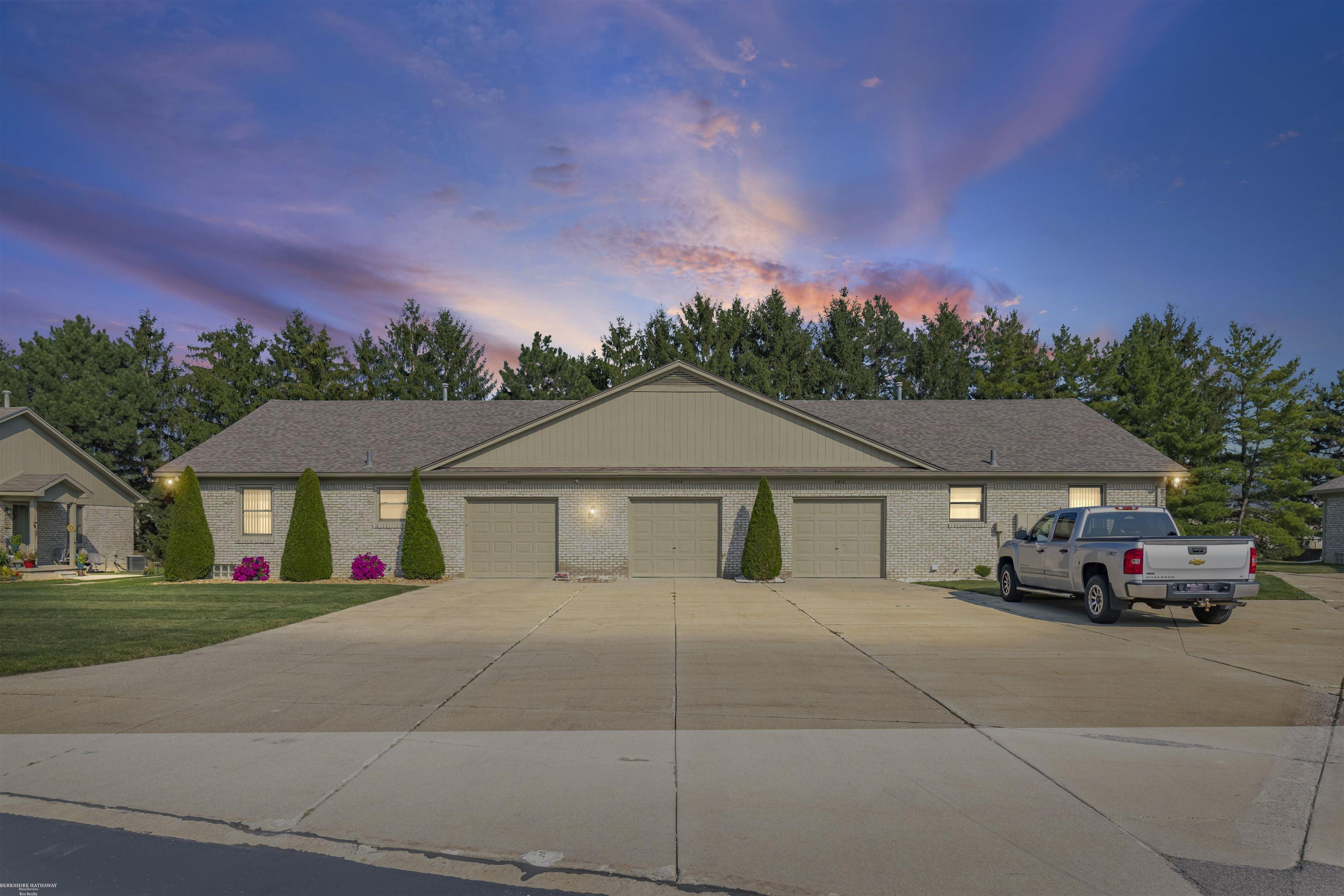 41924 King Edward Court, Clinton, MI 48038 — Photo 2