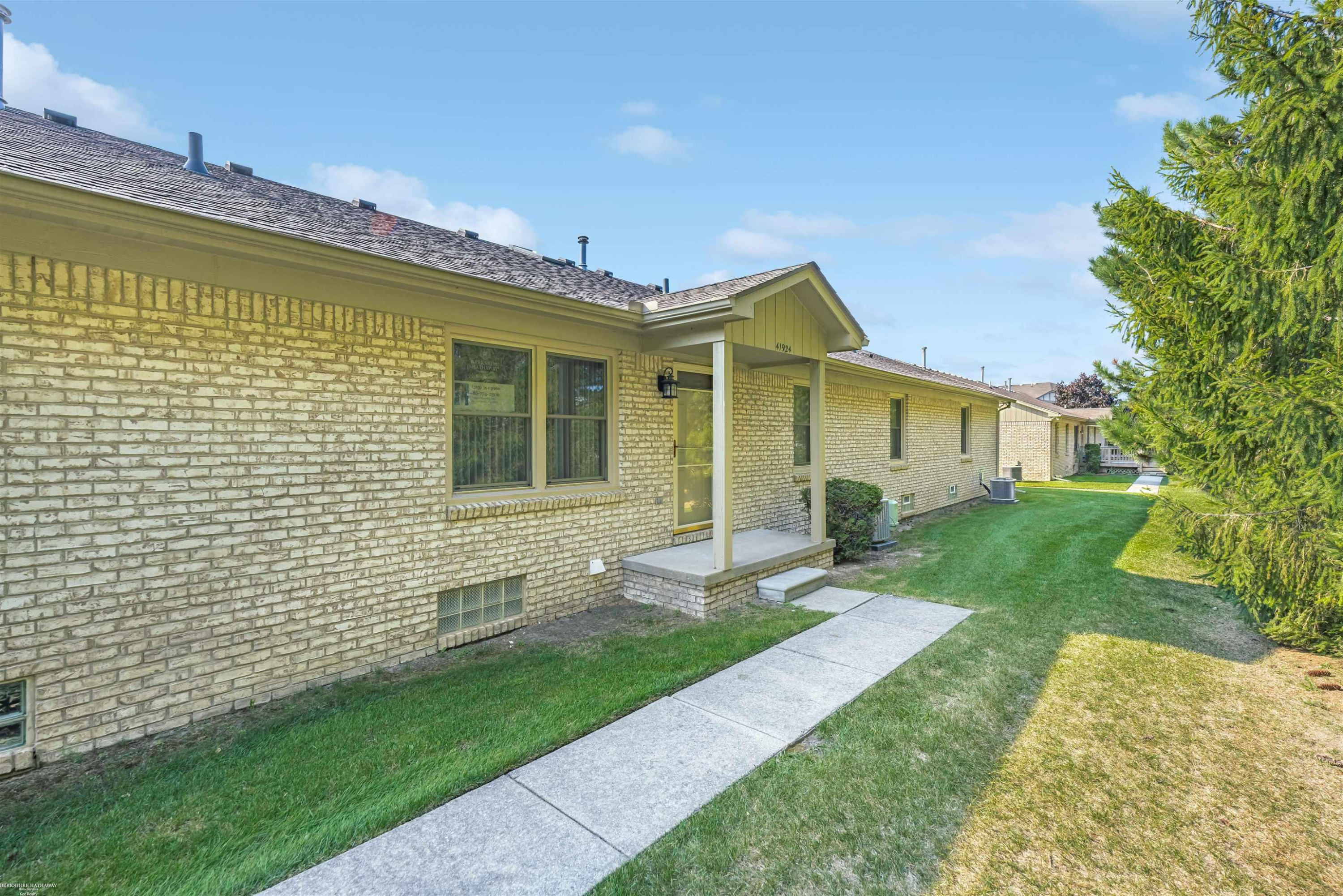 41924 King Edward Court, Clinton, MI 48038 — Photo 3