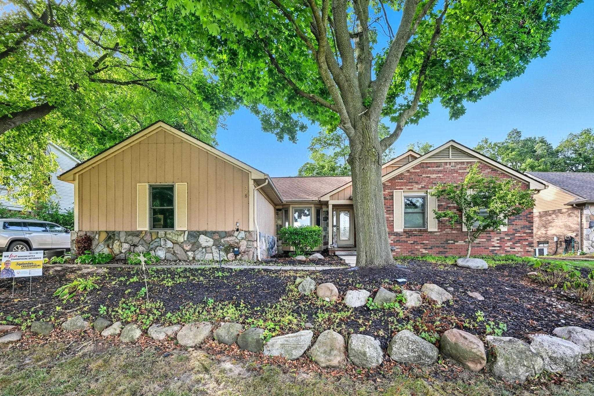 325 Lakes Edge Drive, Oxford, MI 48371 — front exterior
