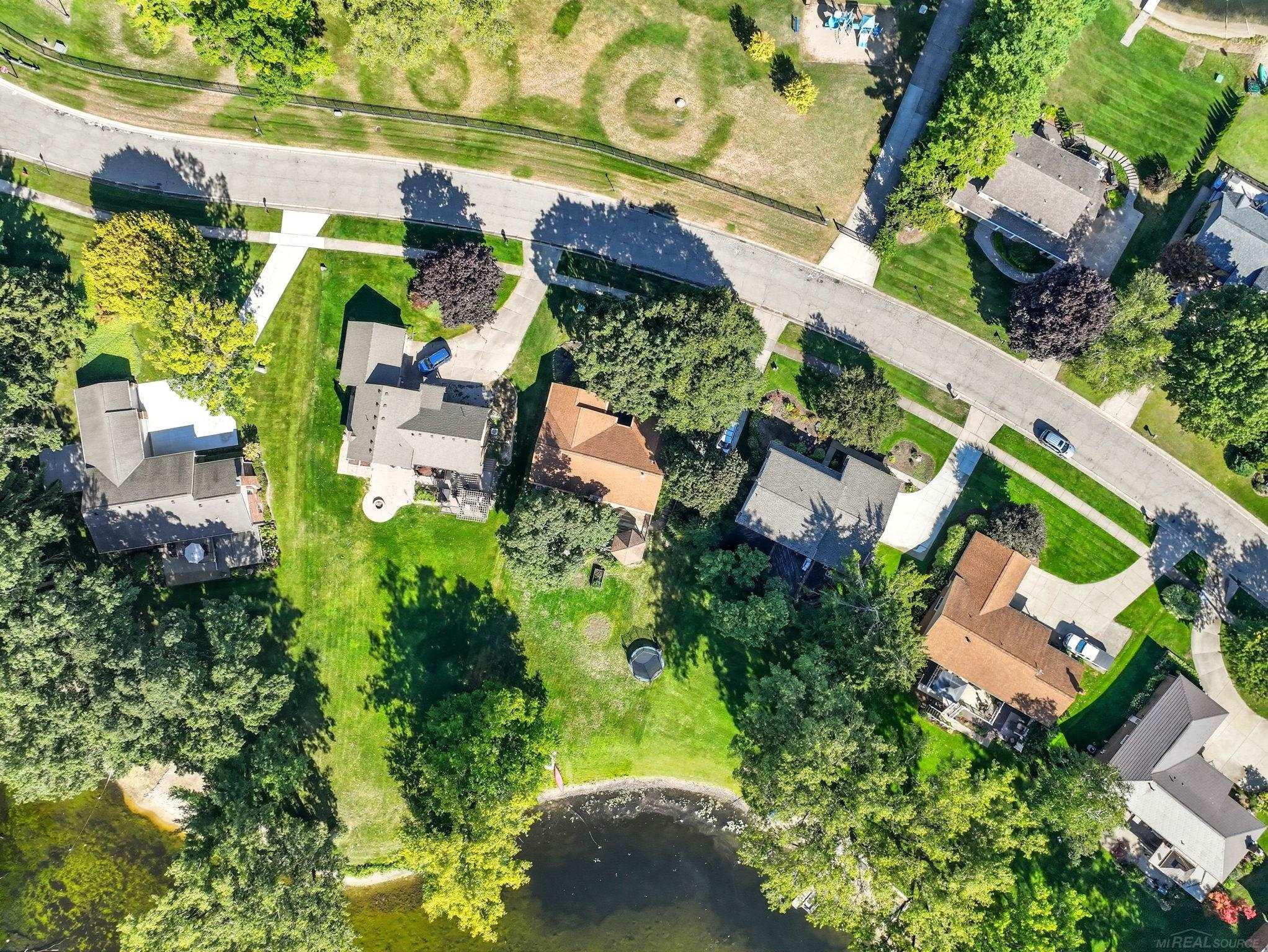 325 Lakes Edge Drive, Oxford, MI 48371 — Photo 10