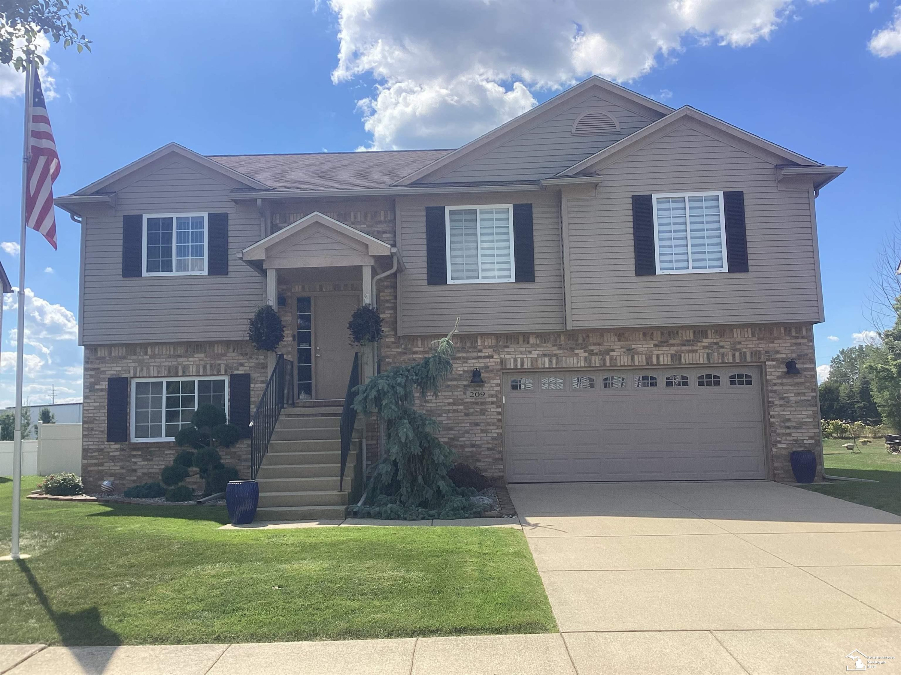 209 Dundee Ridge Drive, Dundee, MI 48131 — Photo 2