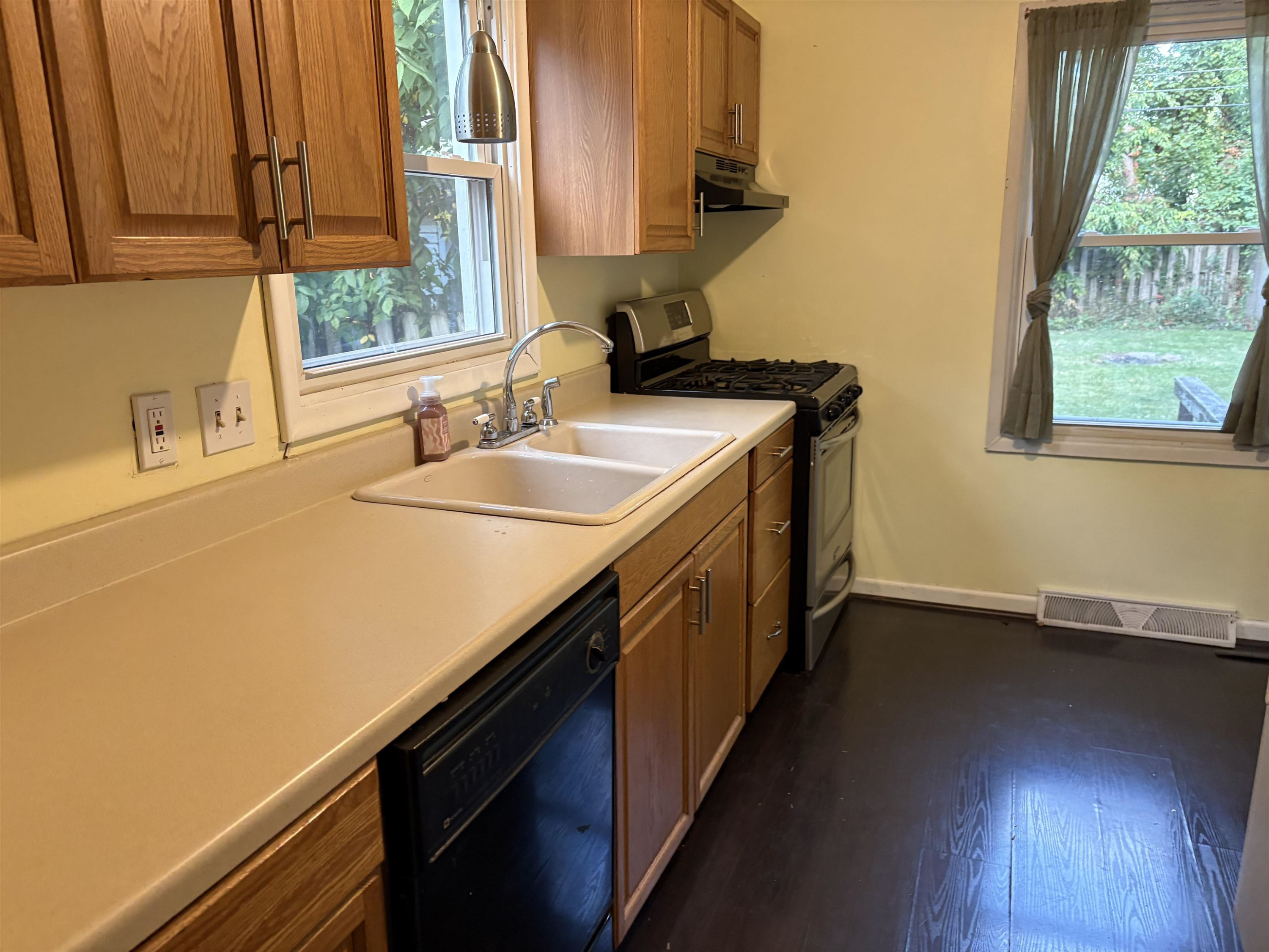586 Lexington Avenue, East Lansing, MI 48823 — Photo 3