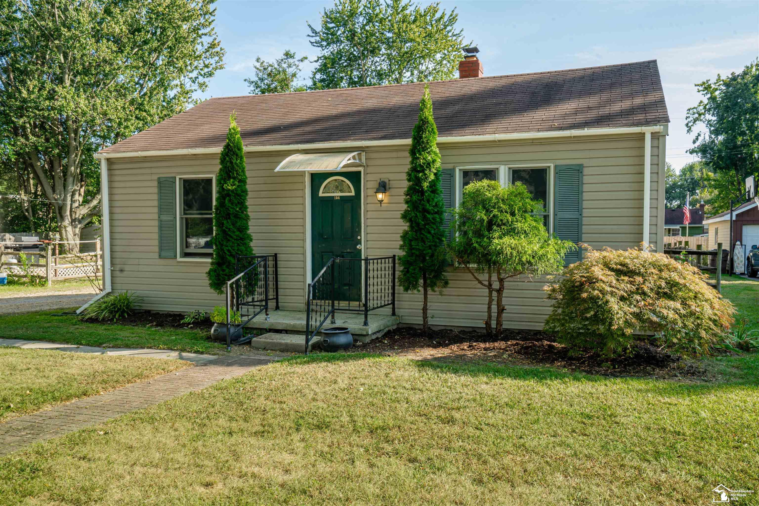 154 E Madison Street, Petersburg, MI 49270 — front exterior