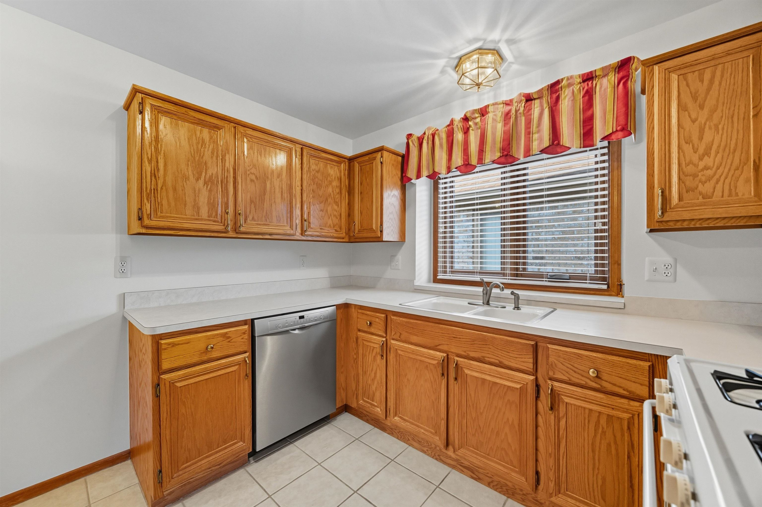 43472 Pointe Drive, Clinton, MI 48038 — Photo 12