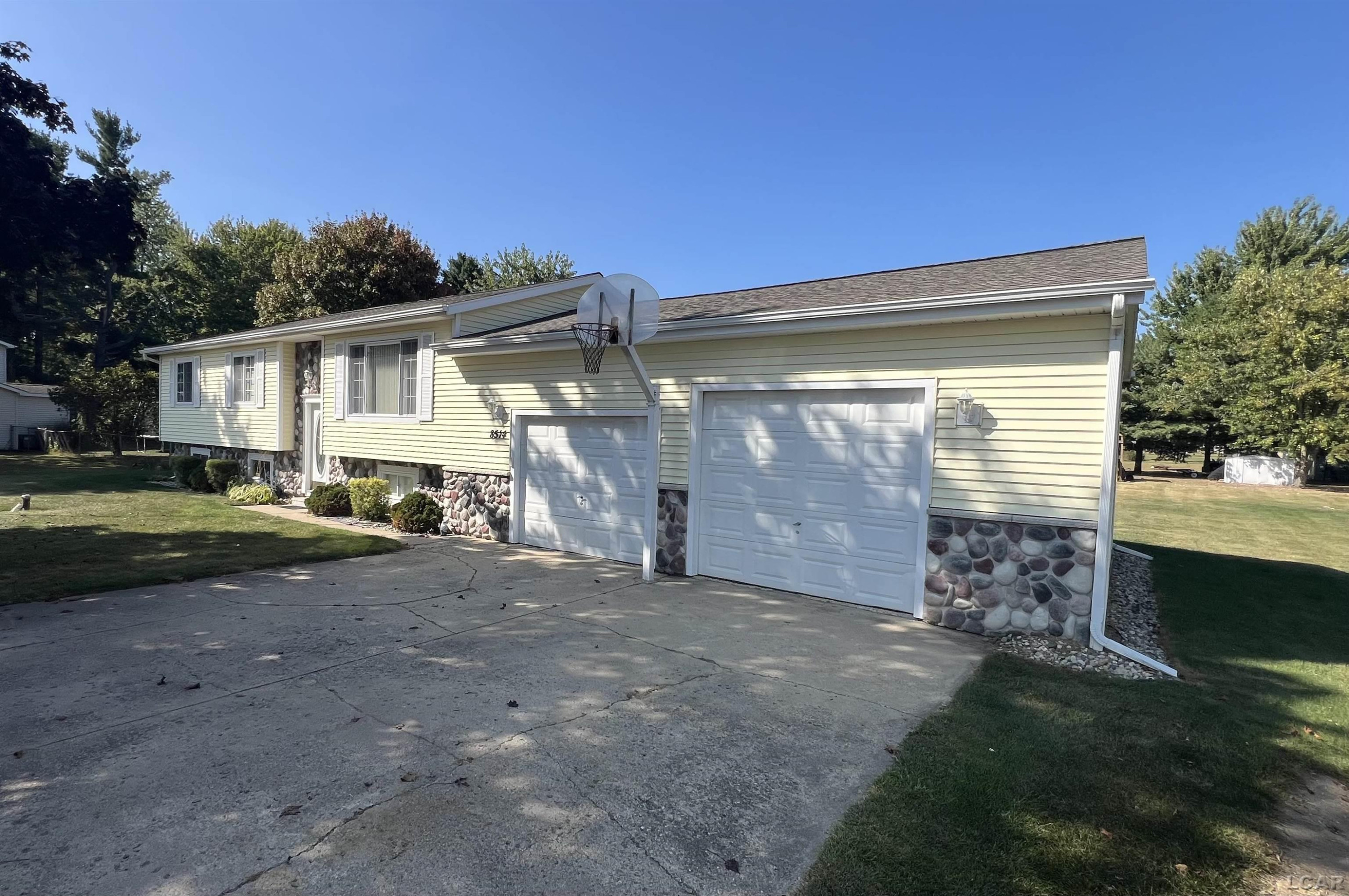 8514 S Stony Lake Road, Jackson, MI 49201 — front exterior