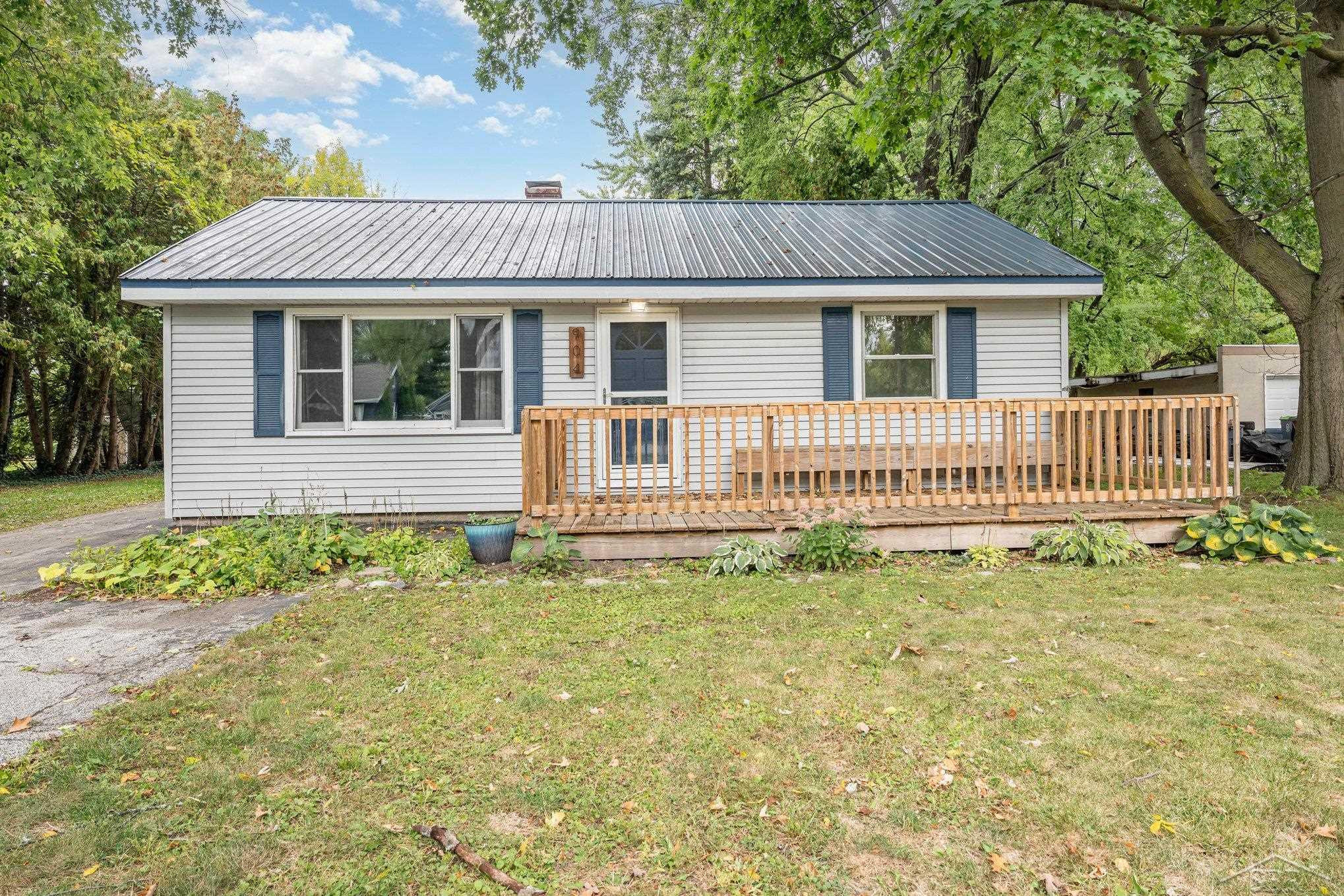 904 Commonwealth Avenue, Zilwaukee, MI 48604 — front exterior