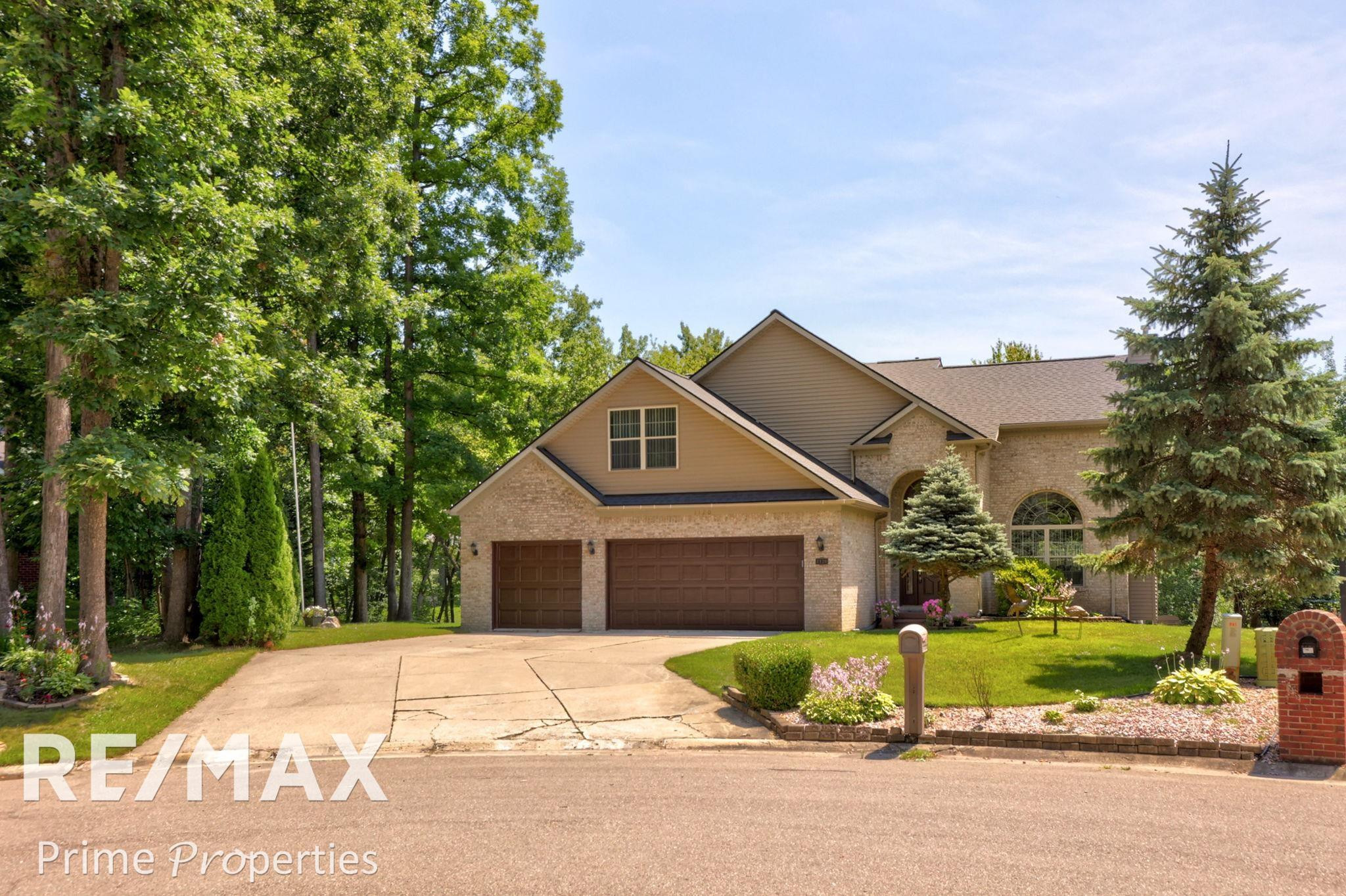 1120 Crystalwood Drive, Davison, MI 48423 — front exterior