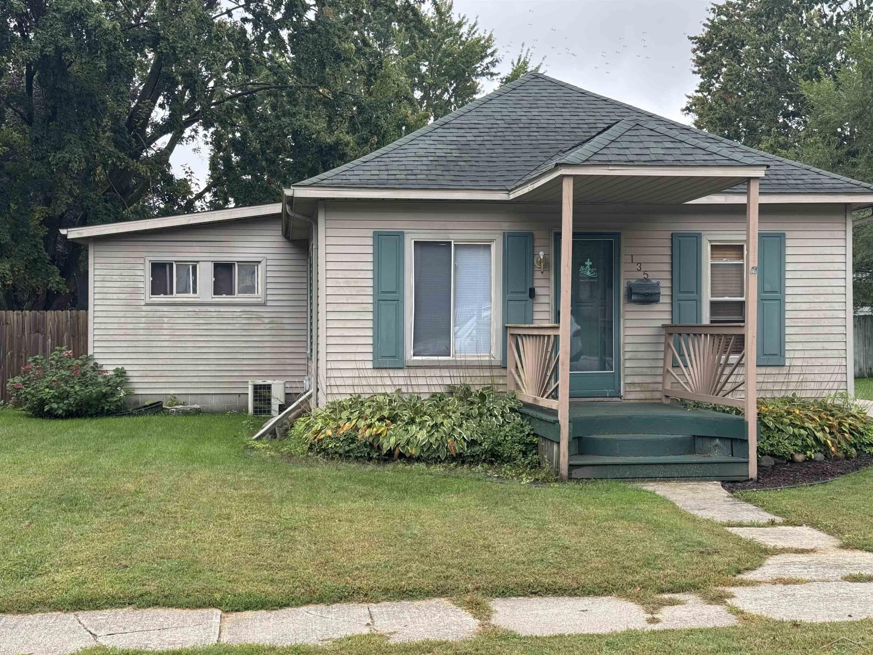 135 W WALNUT Street, Saint Charles, MI 48655 — Photo 2