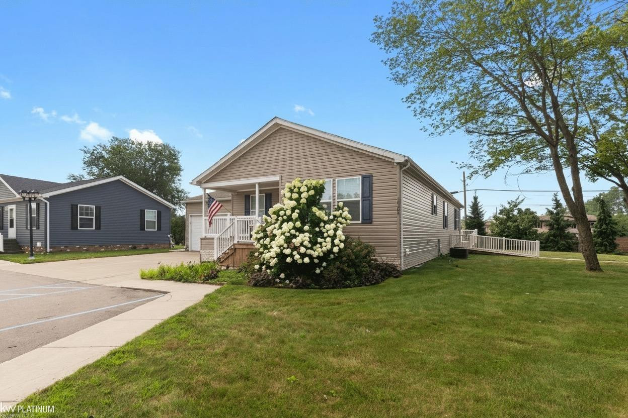 10364 Bonaparte Court, MI — Photo 3