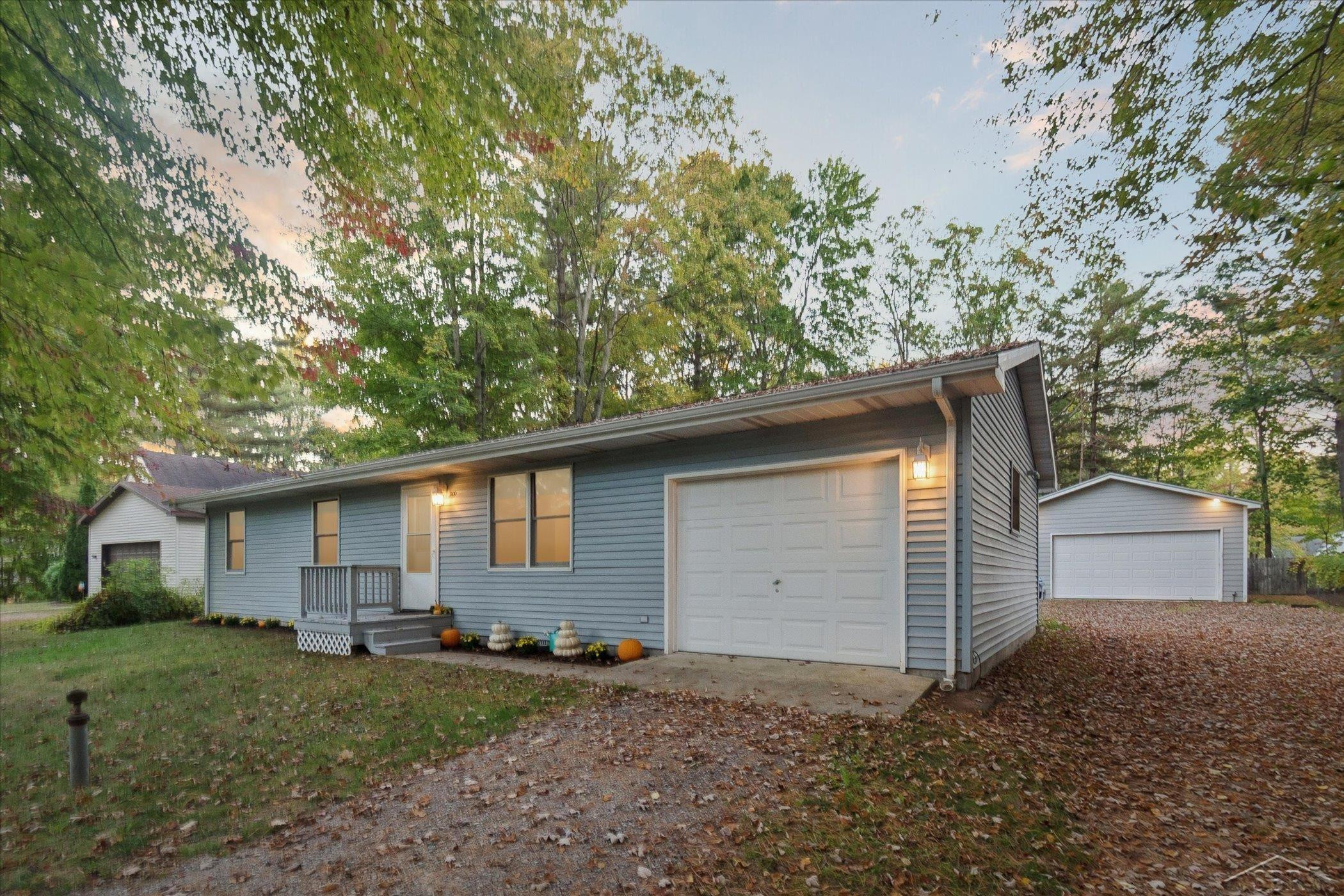 769 W Maplecrest Drive, Sanford, MI 48657 — front exterior