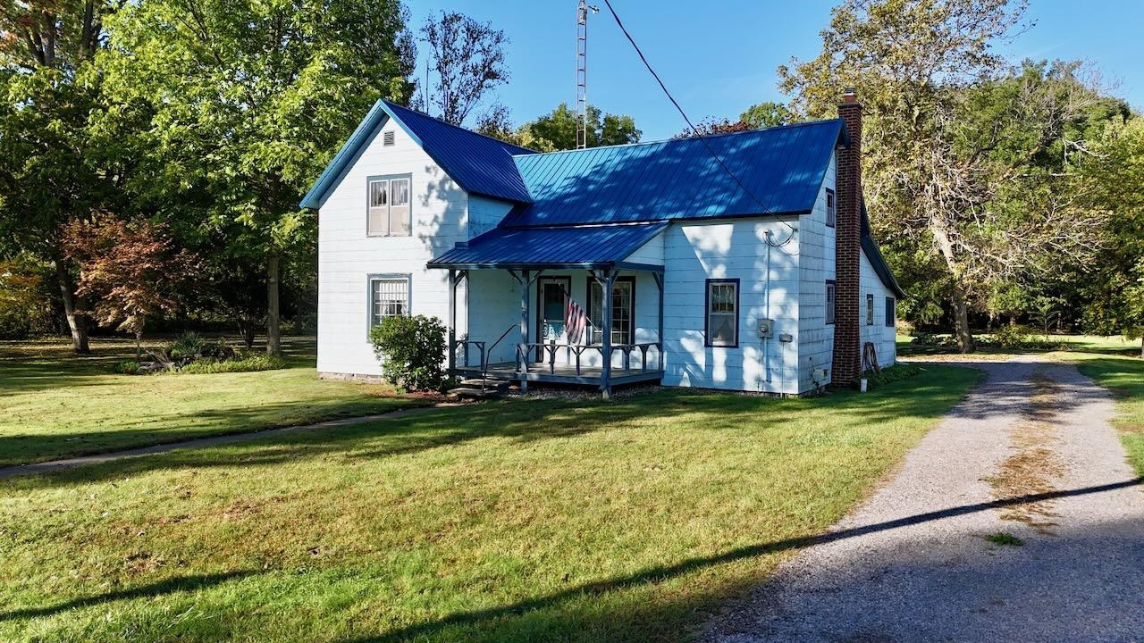 1017 N Line Street, Chesaning, MI 48616 — front exterior