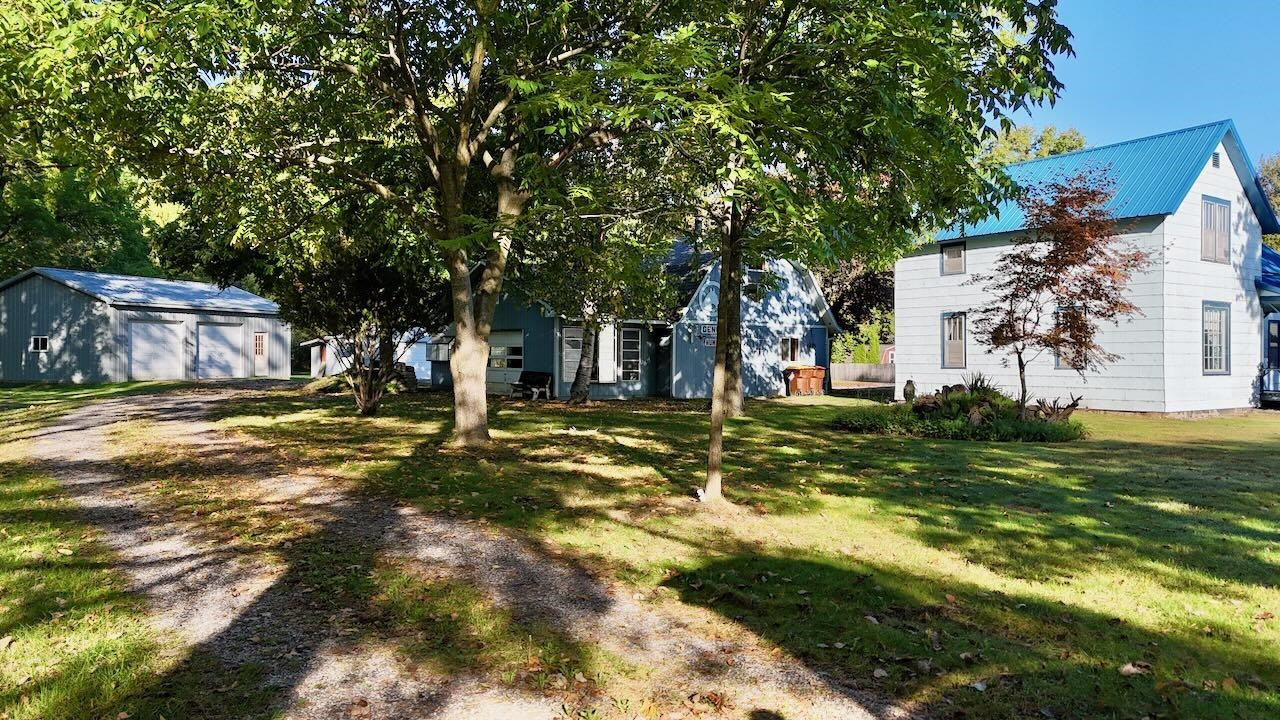 1017 N Line Street, Chesaning, MI 48616 — Photo 2