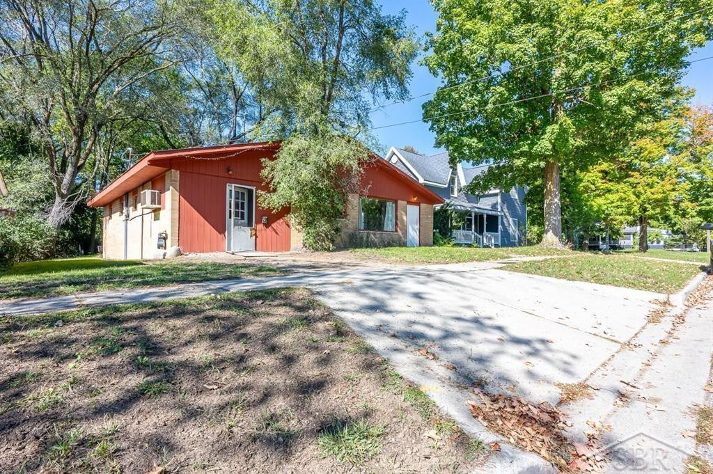 703 Maple Street, Clare, MI 48617 — Photo 2