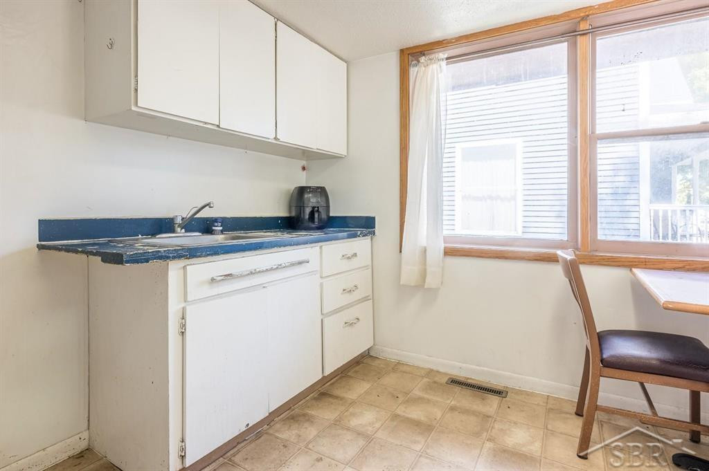 703 Maple Street, Clare, MI 48617 — Photo 11