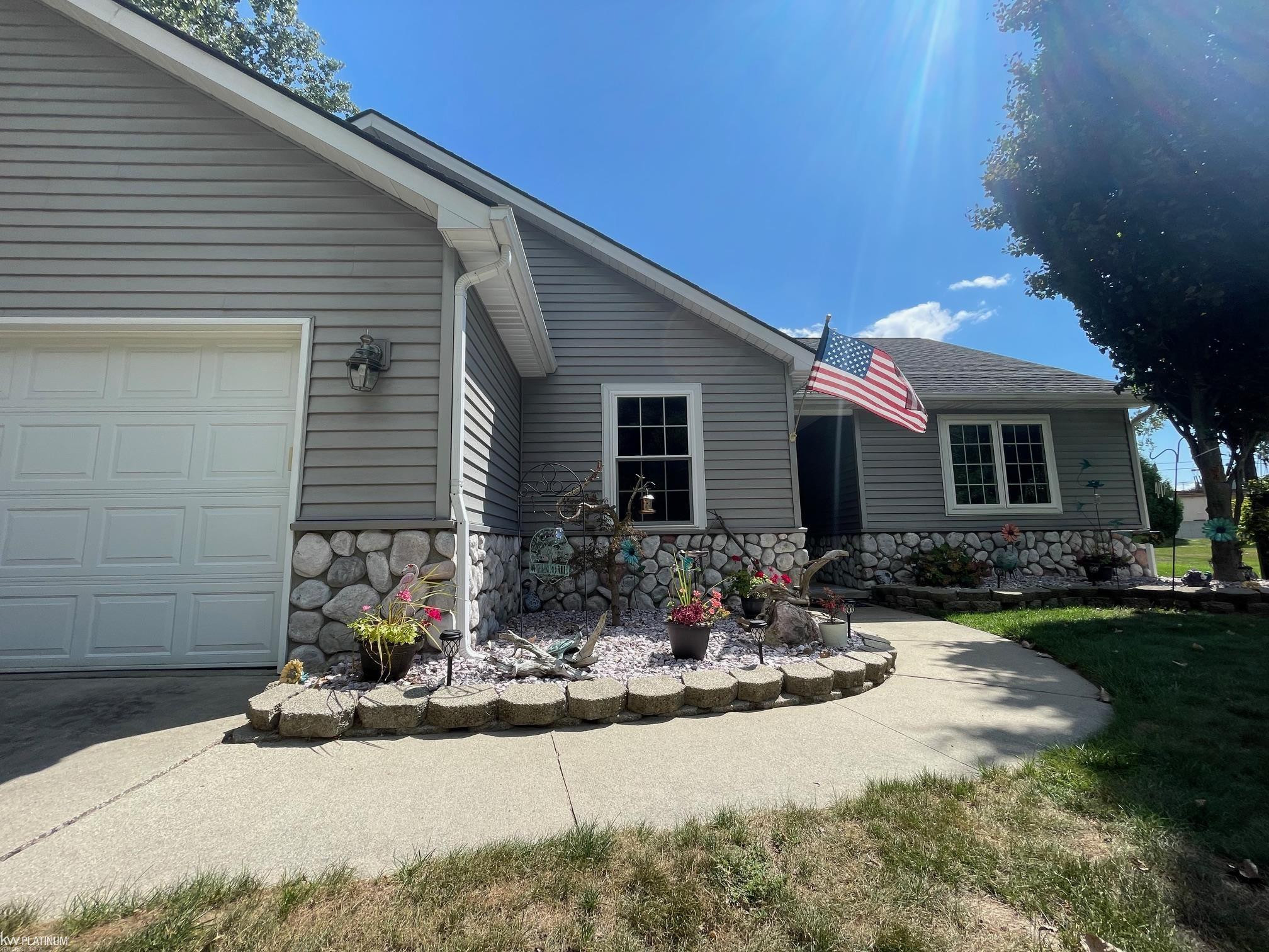 685 Townsend Court, Algonac, MI 48001 — Photo 2