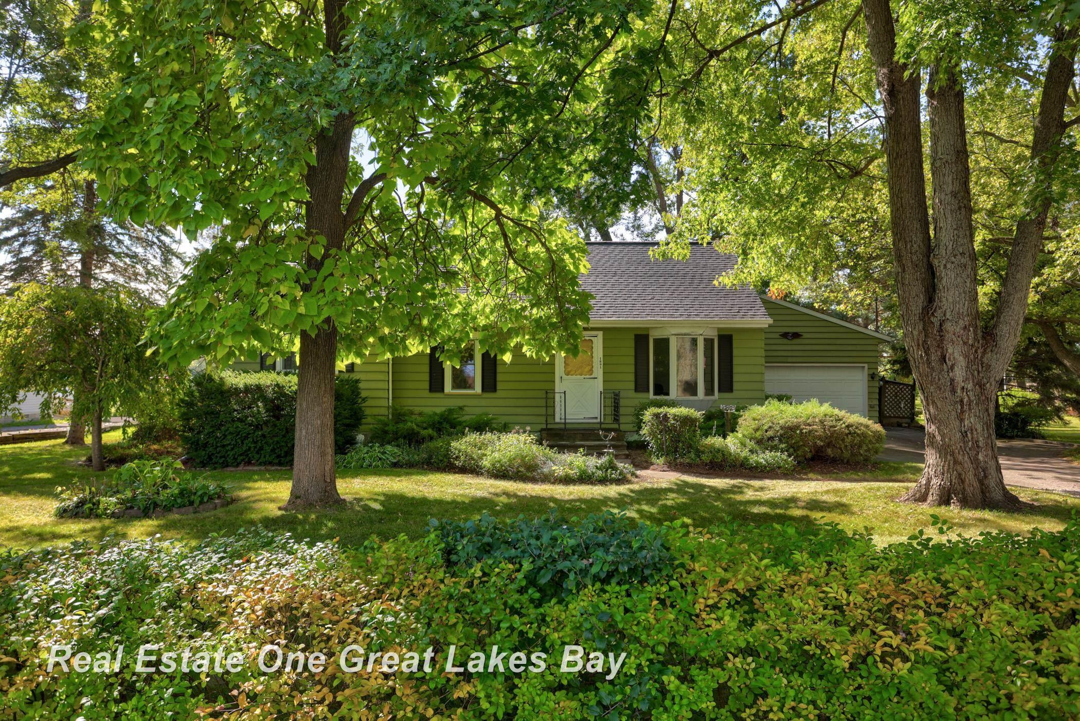 1891 W Moore Road, Saginaw, MI 48601 — front exterior