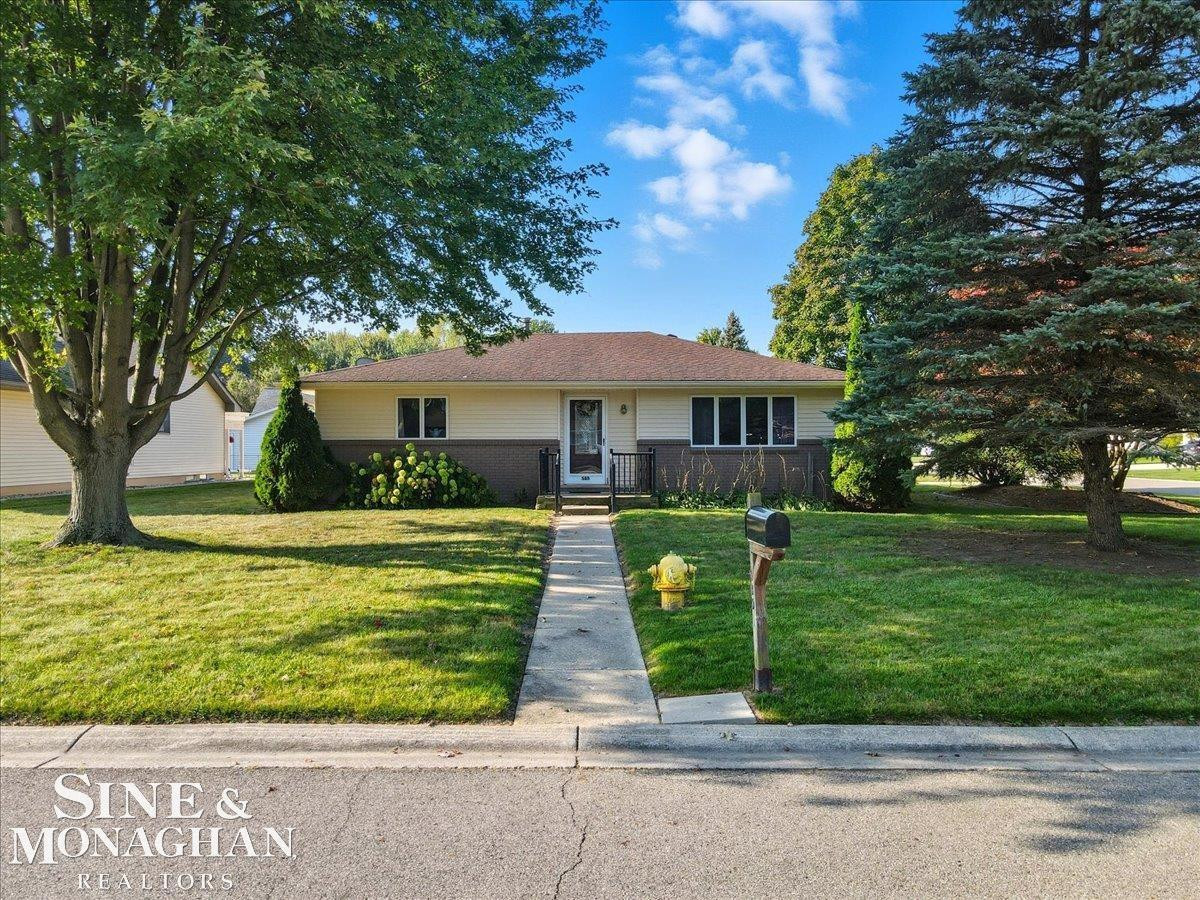 585 Aspen Way, MI — Photo 2
