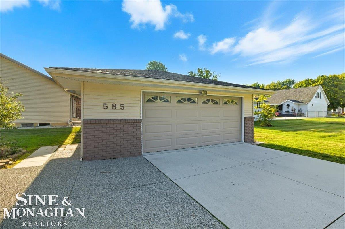 585 Aspen Way, MI — Photo 5