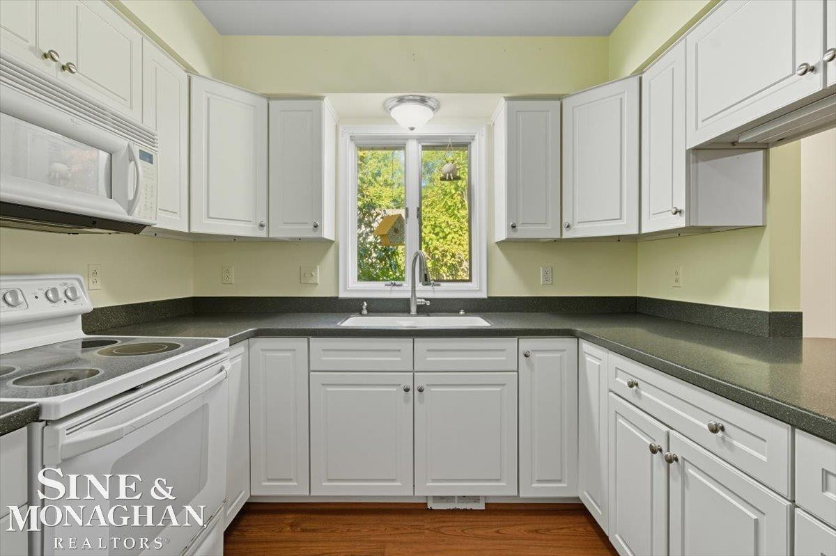 585 Aspen Way, MI — Photo 15