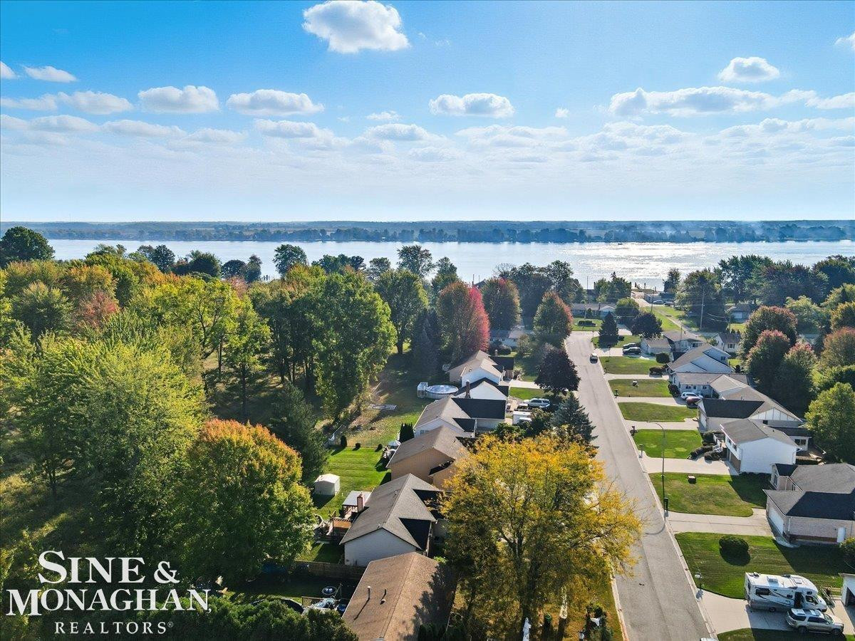 585 Aspen Way, MI — Photo 32