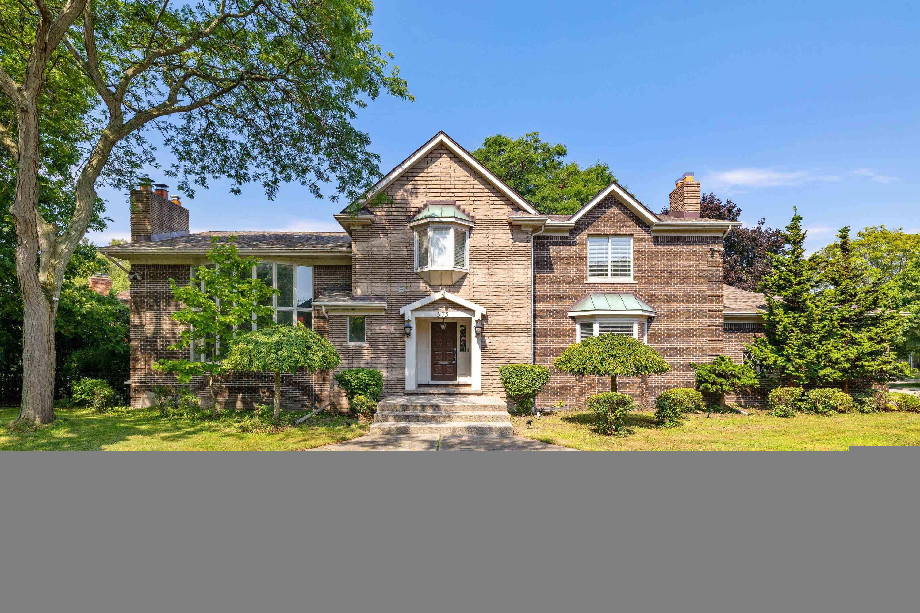 975 Lake Shore Road, Grosse Pointe Shores, MI 48236 — front exterior