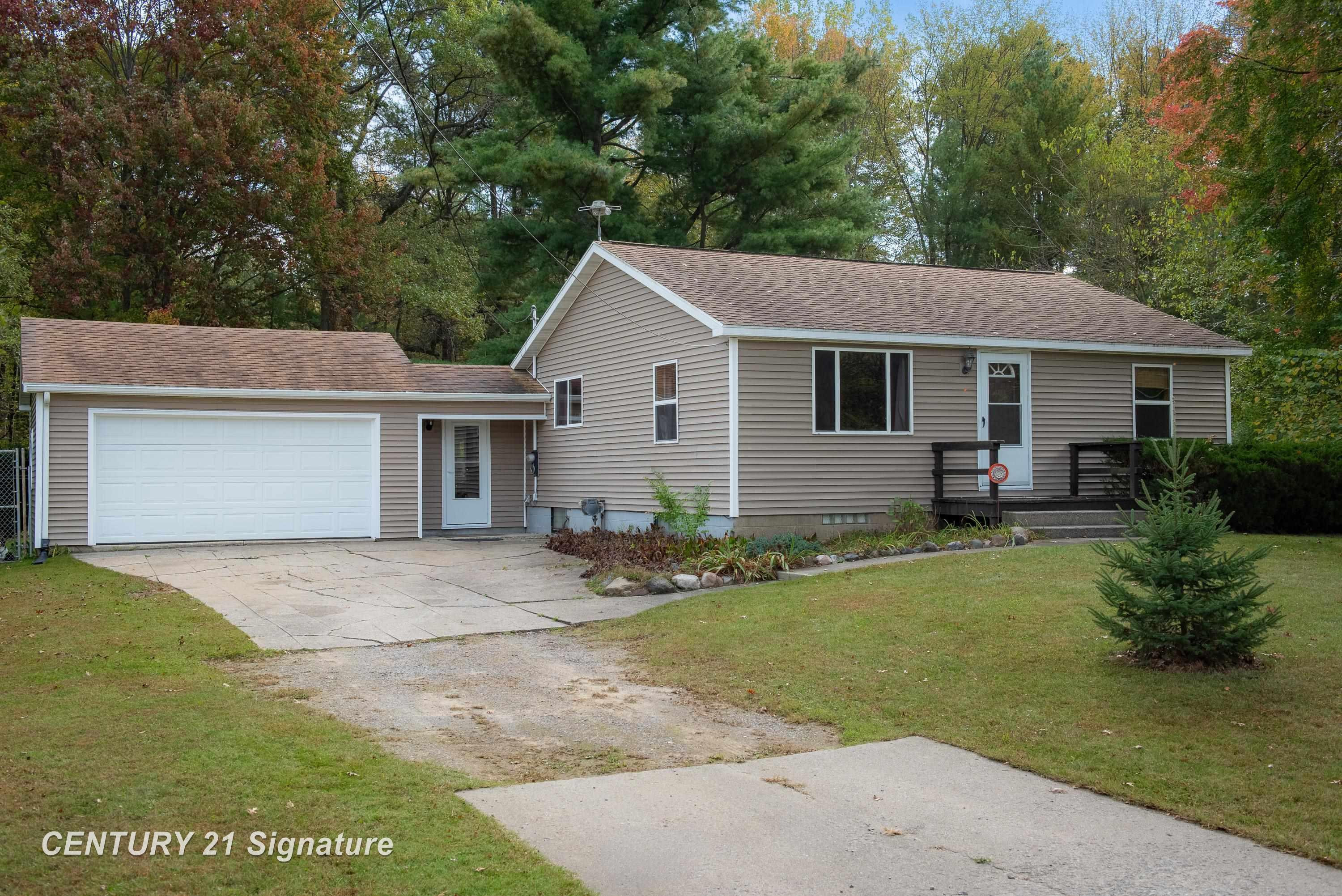 671 S Woodcock Road, Midland, MI 48640 — front exterior