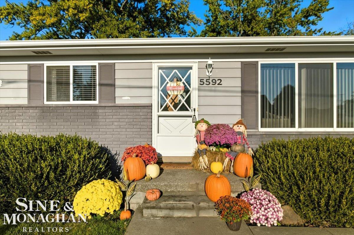 5592 Pointe Drive, MI — Photo 2
