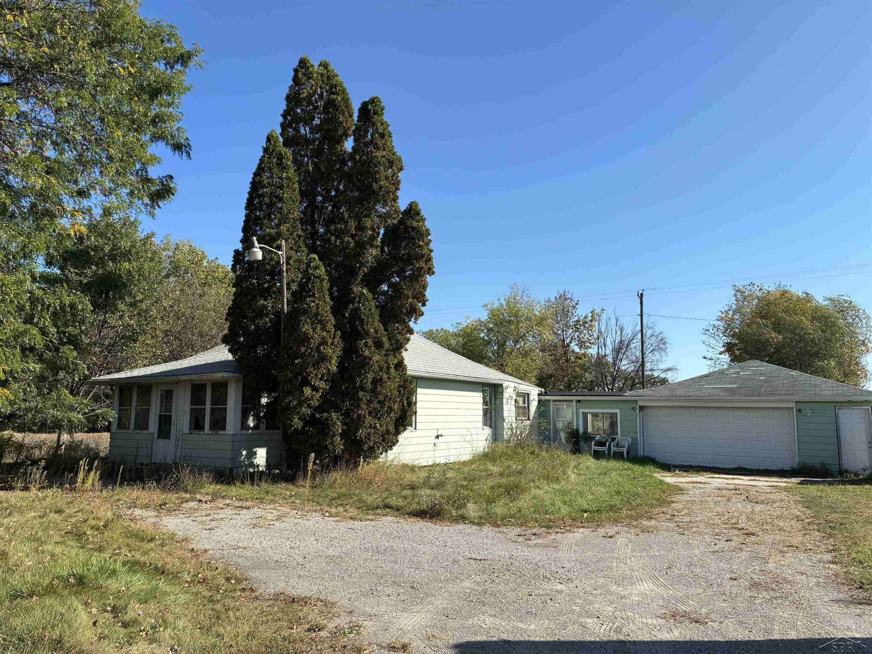 1671 River Road, Saginaw, MI 48604 — front exterior