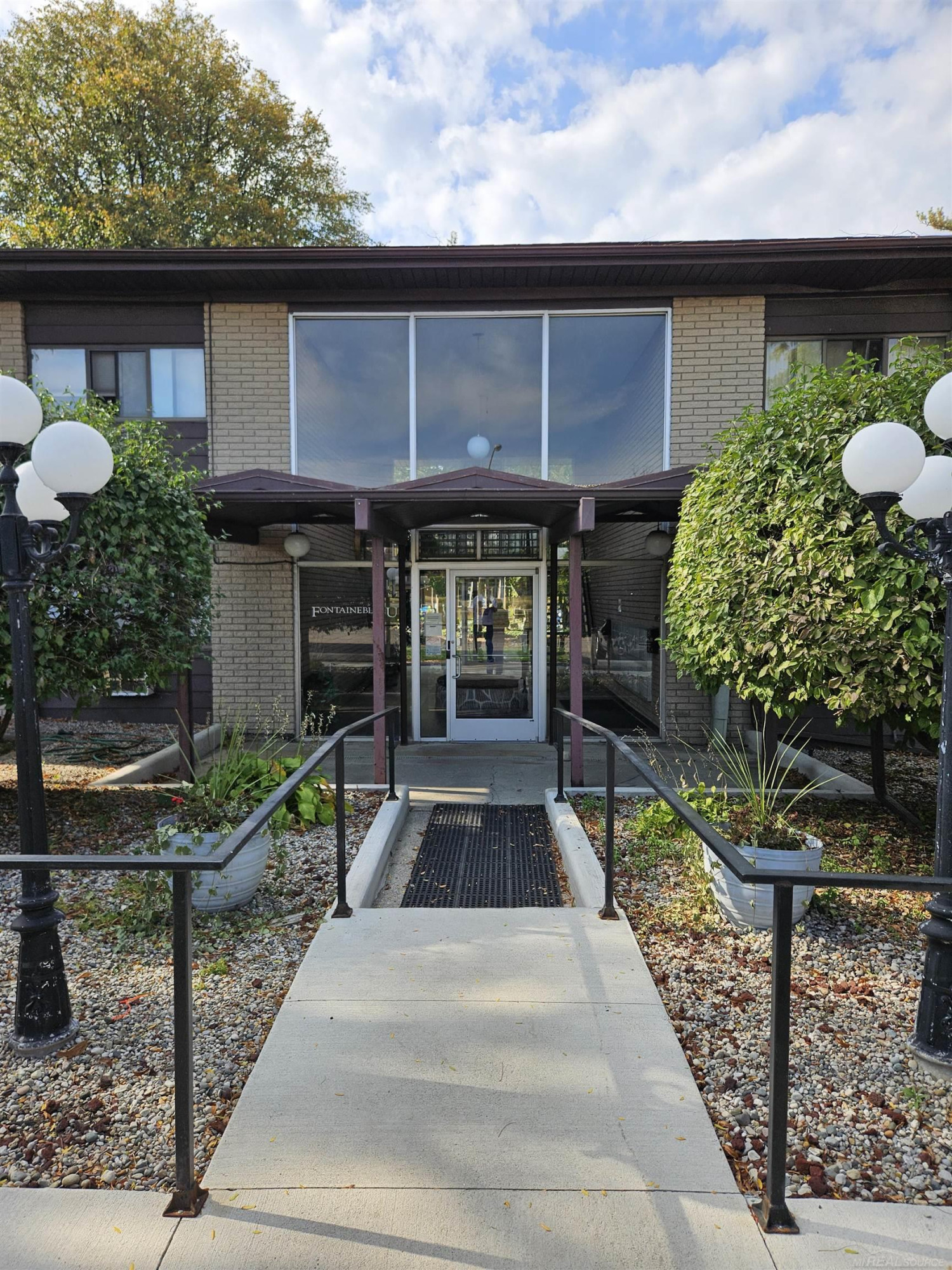 995 N Cass Lake Road, 221, Waterford, MI 48328 — front exterior