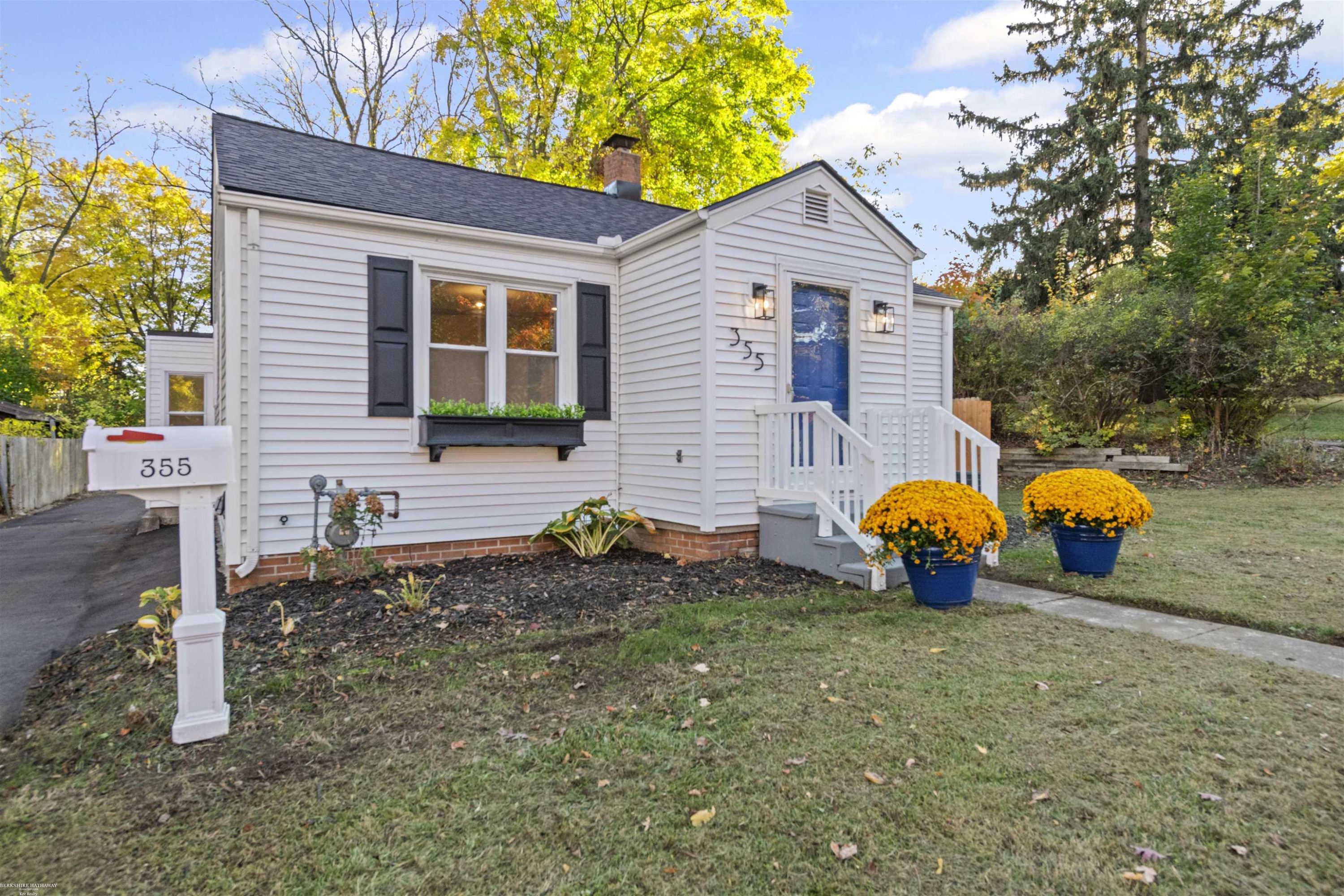 355 W Saint Clair Street, MI 48065 — Photo 2