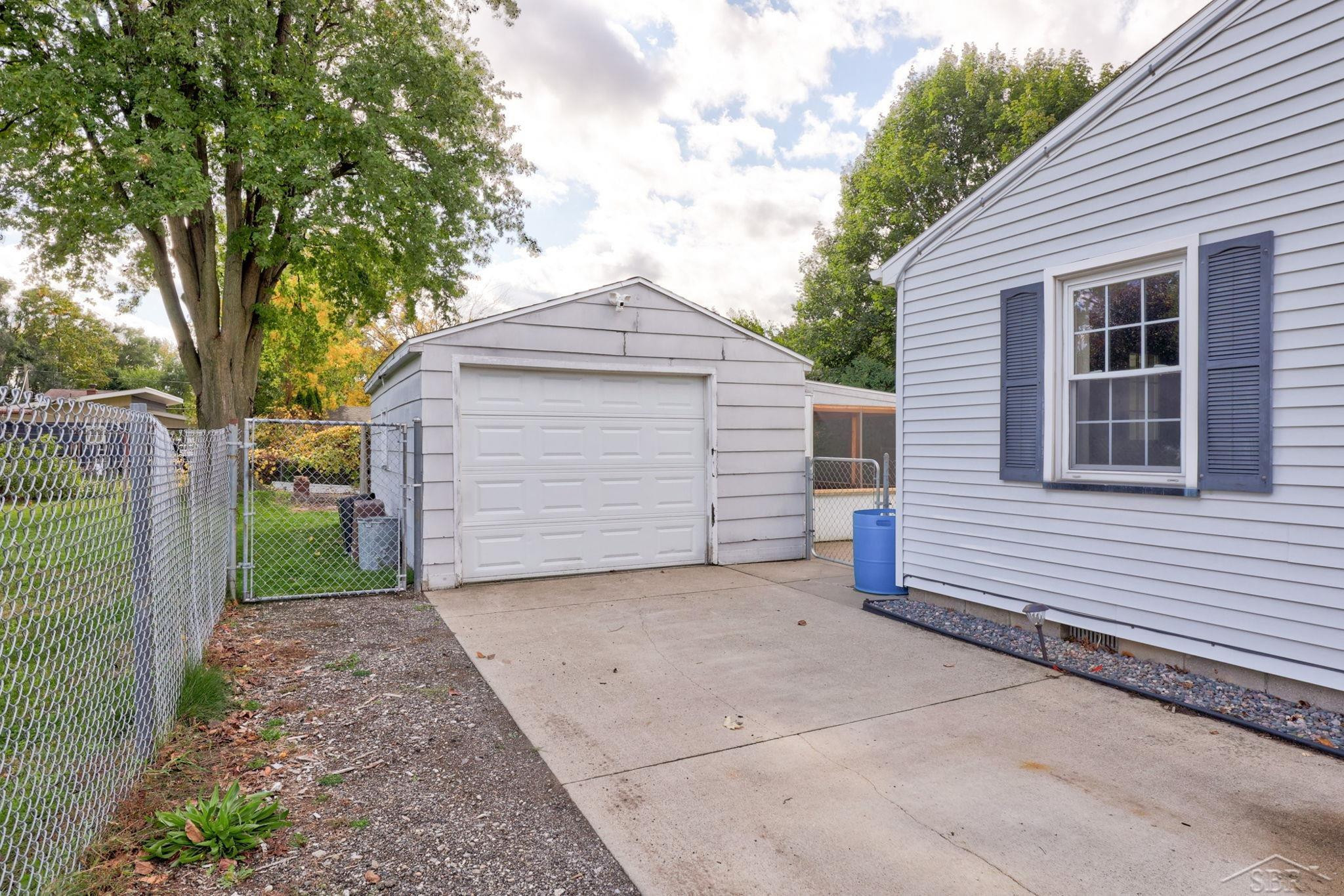587 Meadowlawn Street, Saginaw, MI 48604 — Photo 24
