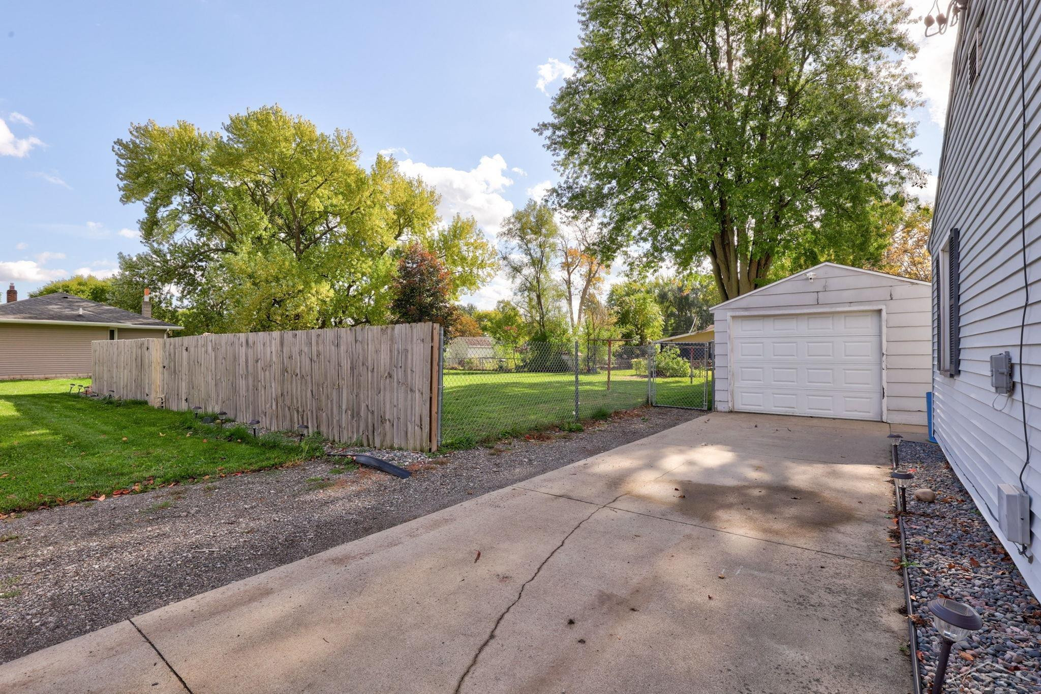 587 Meadowlawn Street, Saginaw, MI 48604 — Photo 31