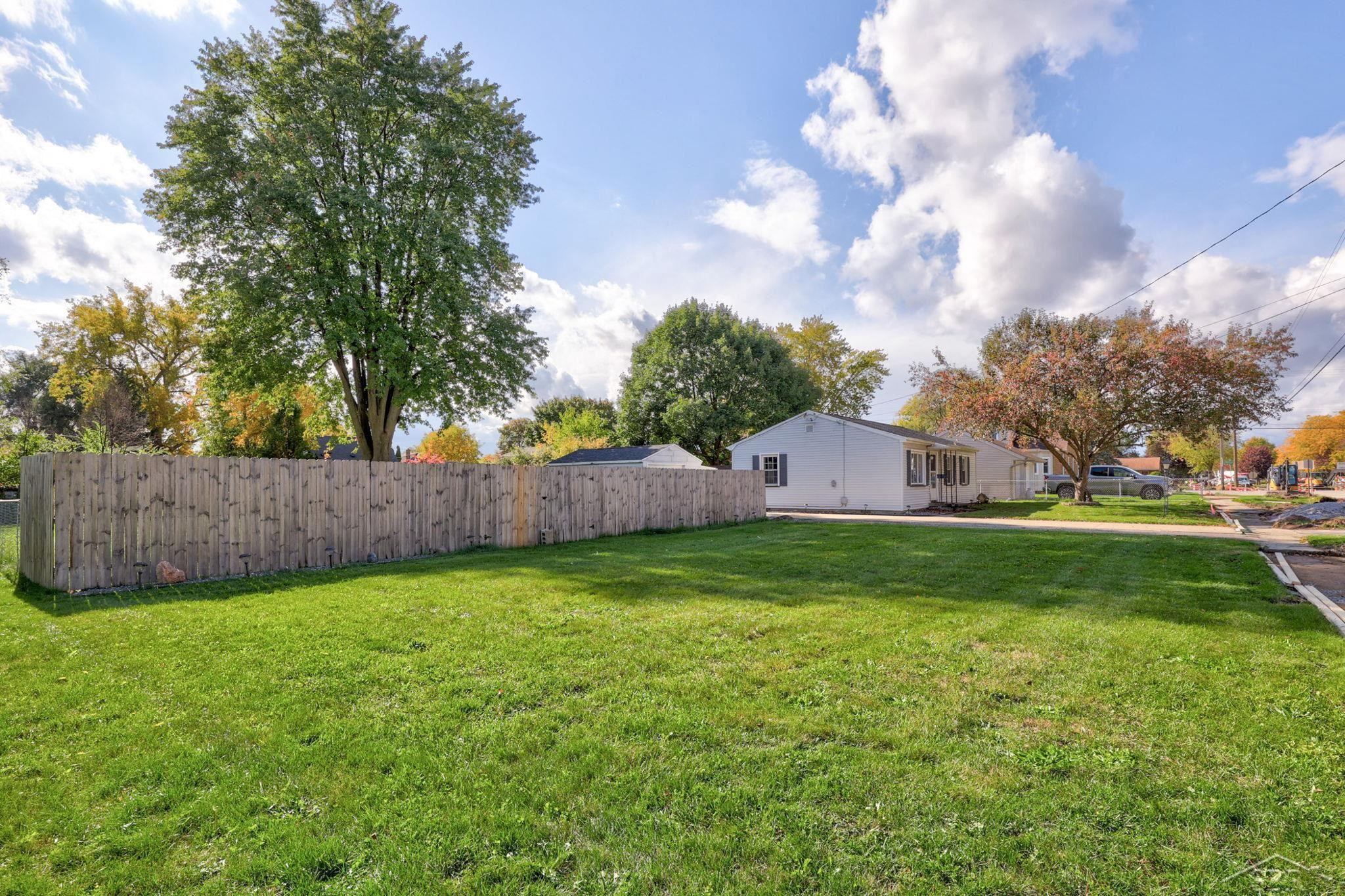 587 Meadowlawn Street, Saginaw, MI 48604 — Photo 33