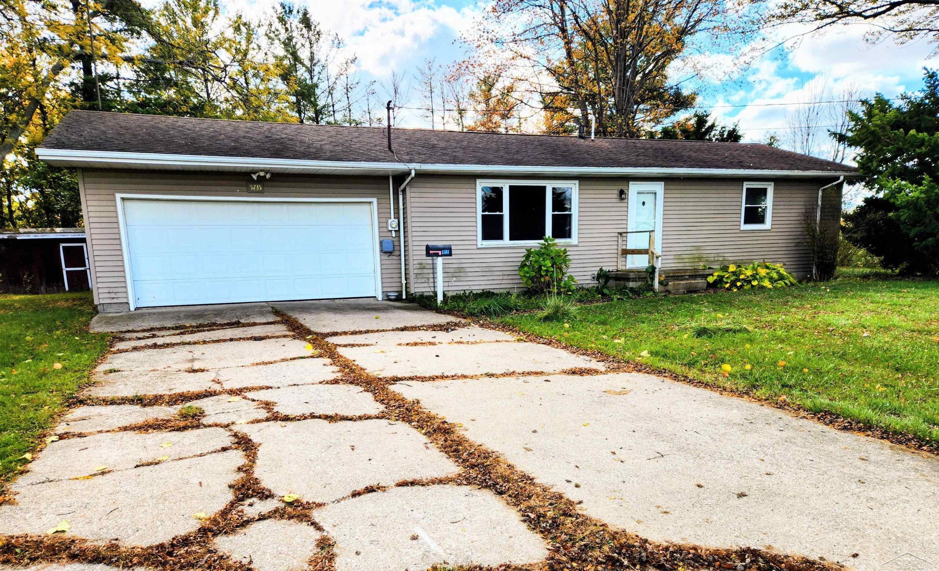 5735 W Freeland Road, Freeland, MI 48623 — front exterior