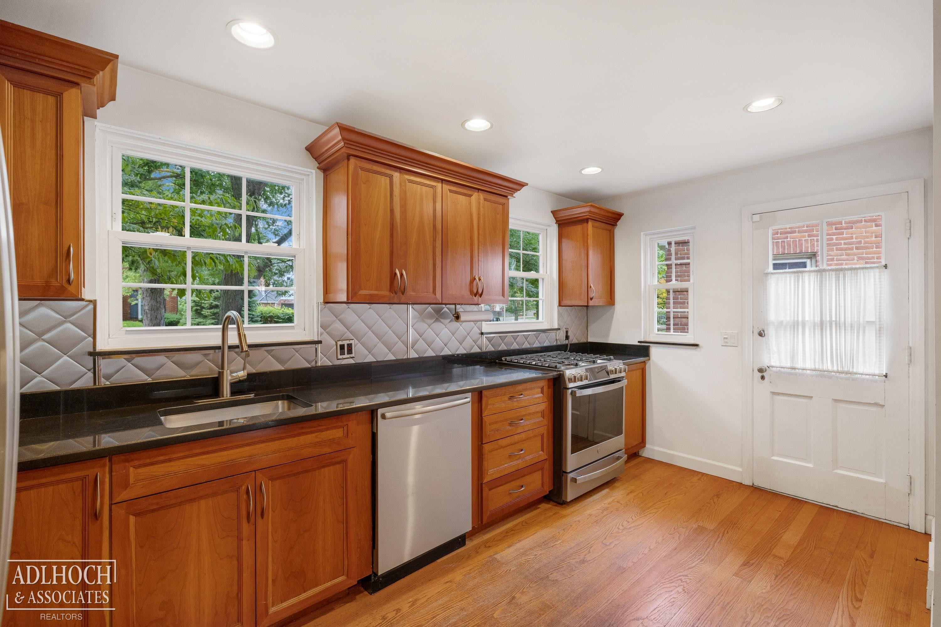 380 Merriweather Road, Grosse Pointe Farms, MI 48236 — Photo 2