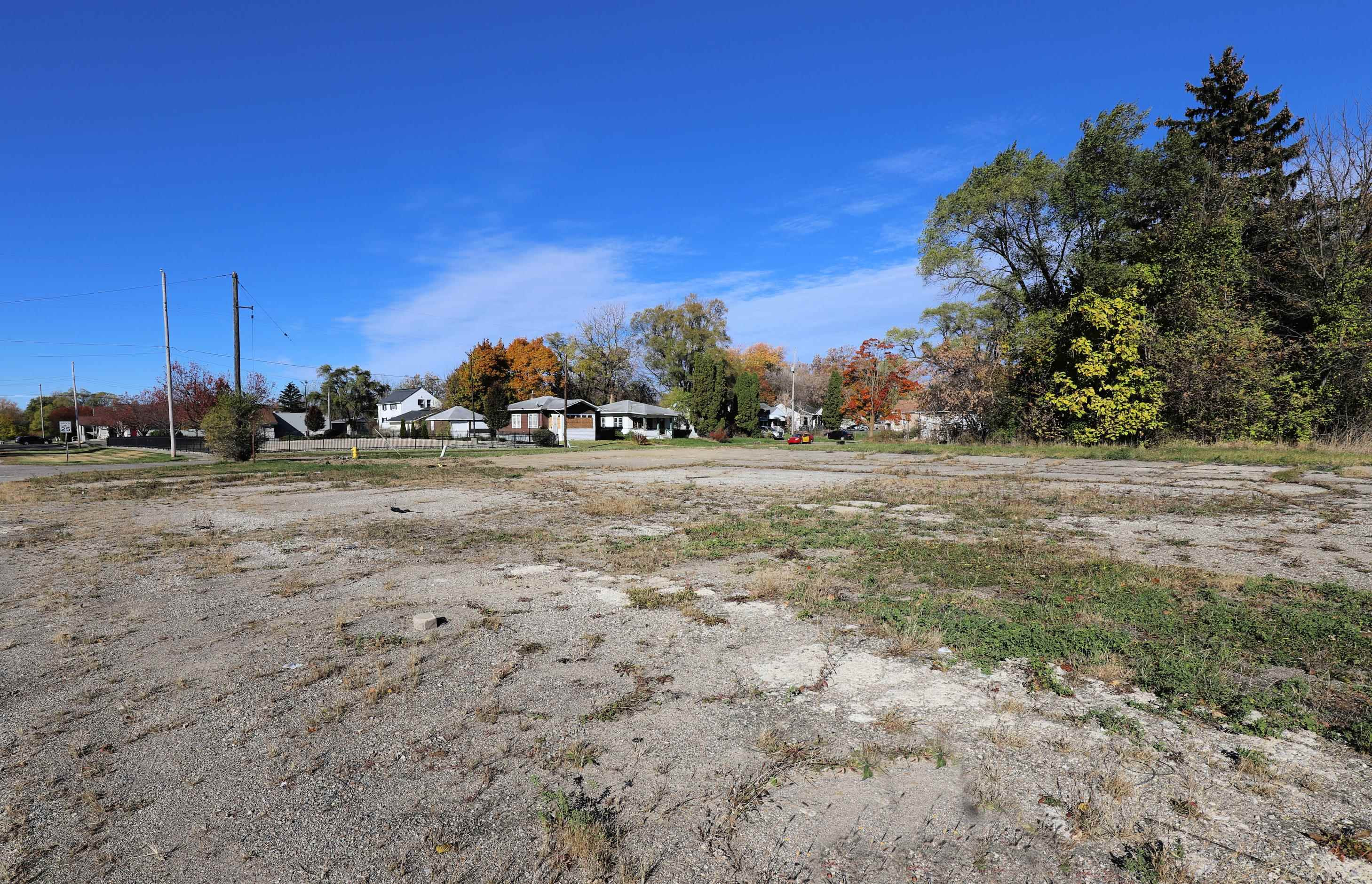702/718 W Flint Park Boulevard, Flint, MI 48505 — Photo 2
