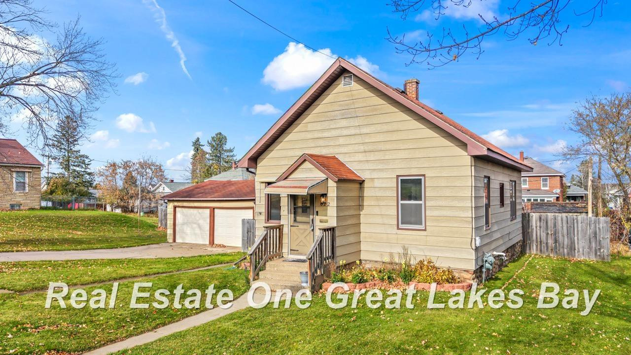 622 E Grant Street, Iron Mountain, MI 49801 — front exterior