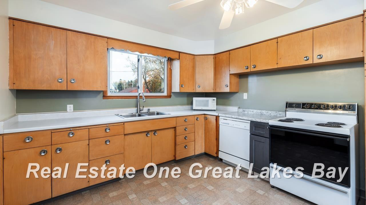 622 E Grant Street, Iron Mountain, MI 49801 — Photo 8