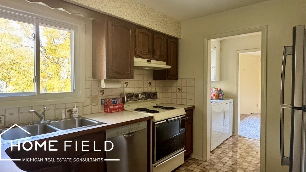 608 Ridgeview Drive, Corunna, MI 48817 — Photo 2
