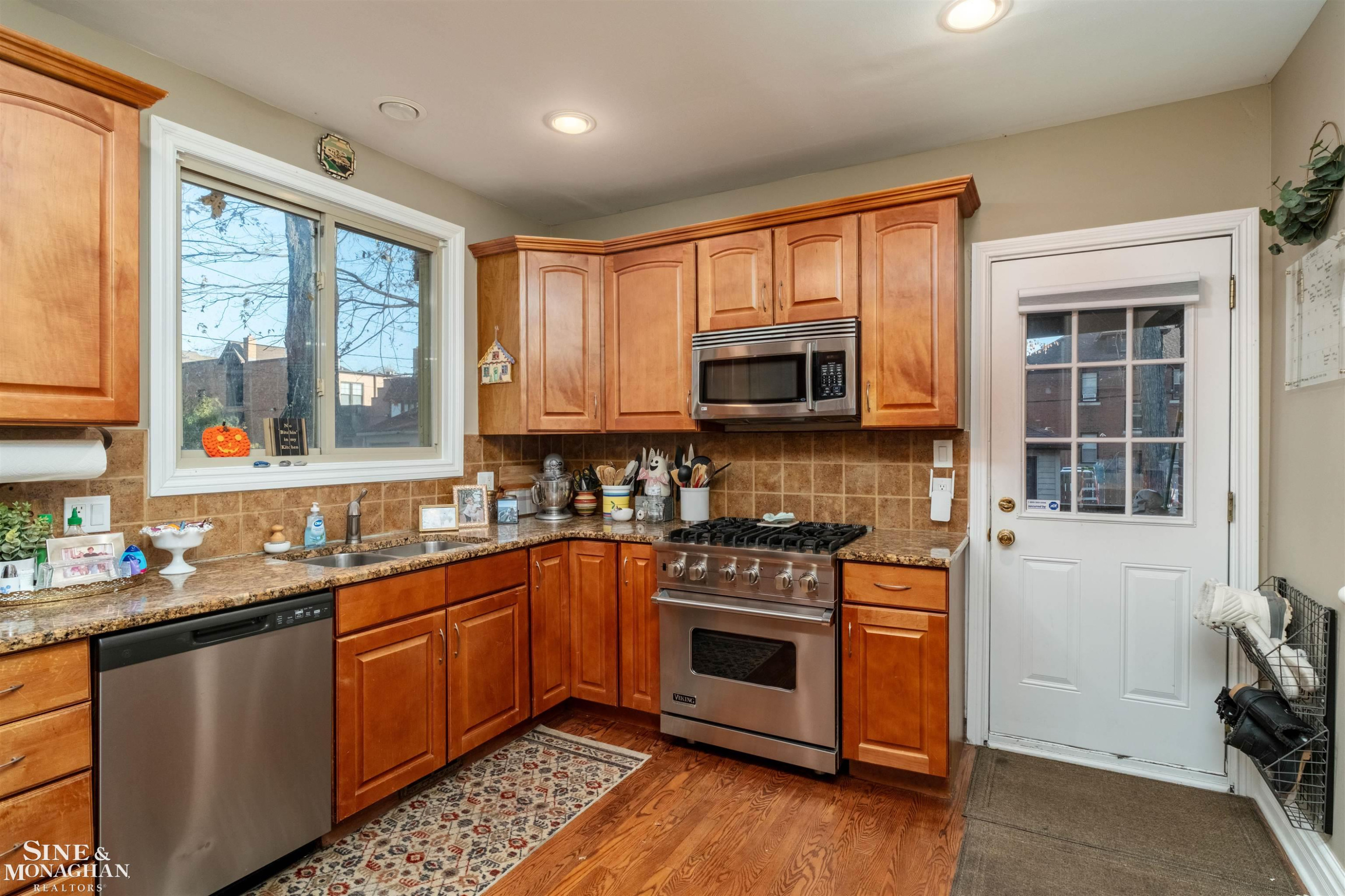 976 Lakepointe Street, Grosse Pointe Park, MI 48230 — Photo 11