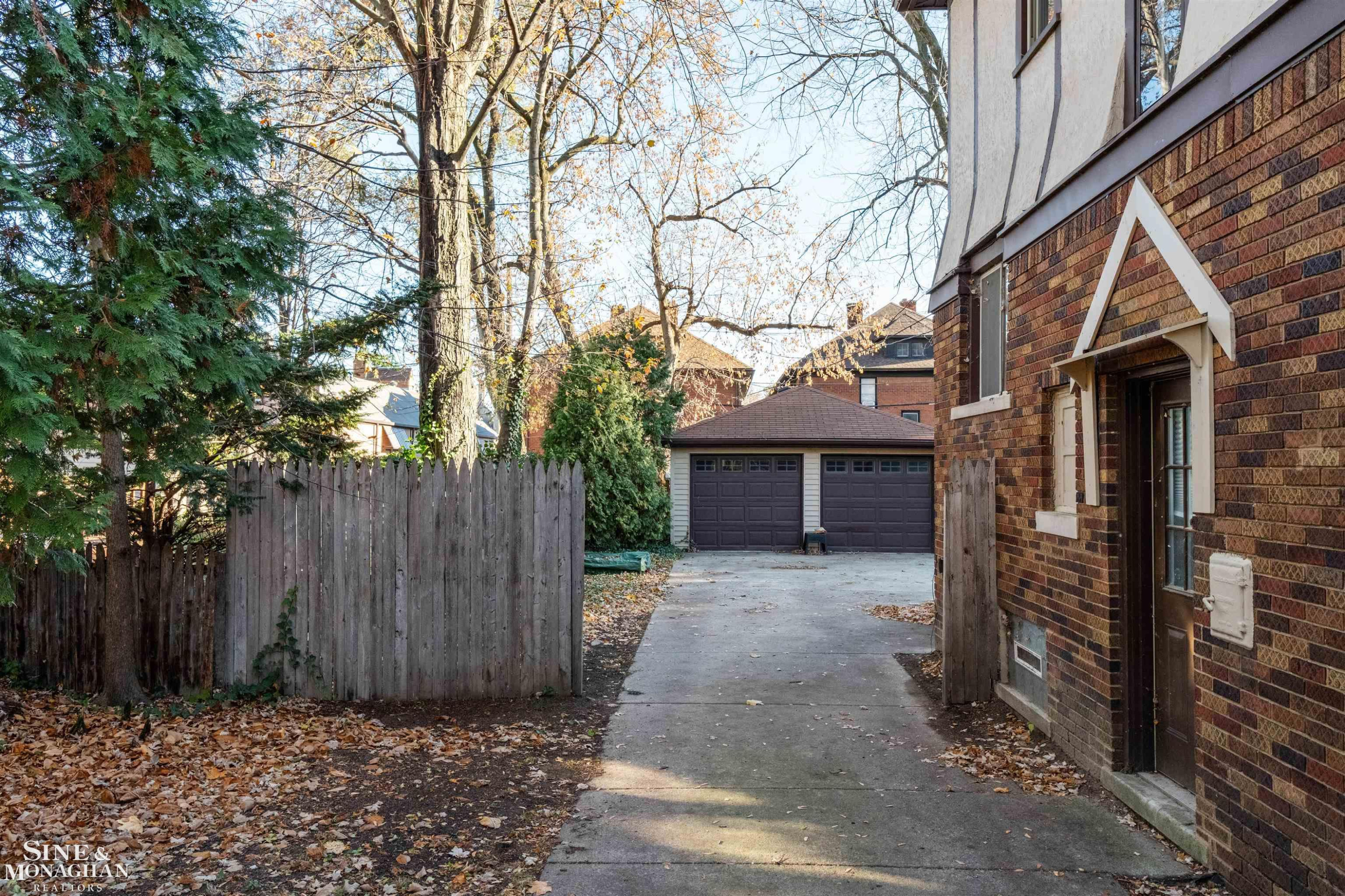 976 Lakepointe Street, Grosse Pointe Park, MI 48230 — Photo 26