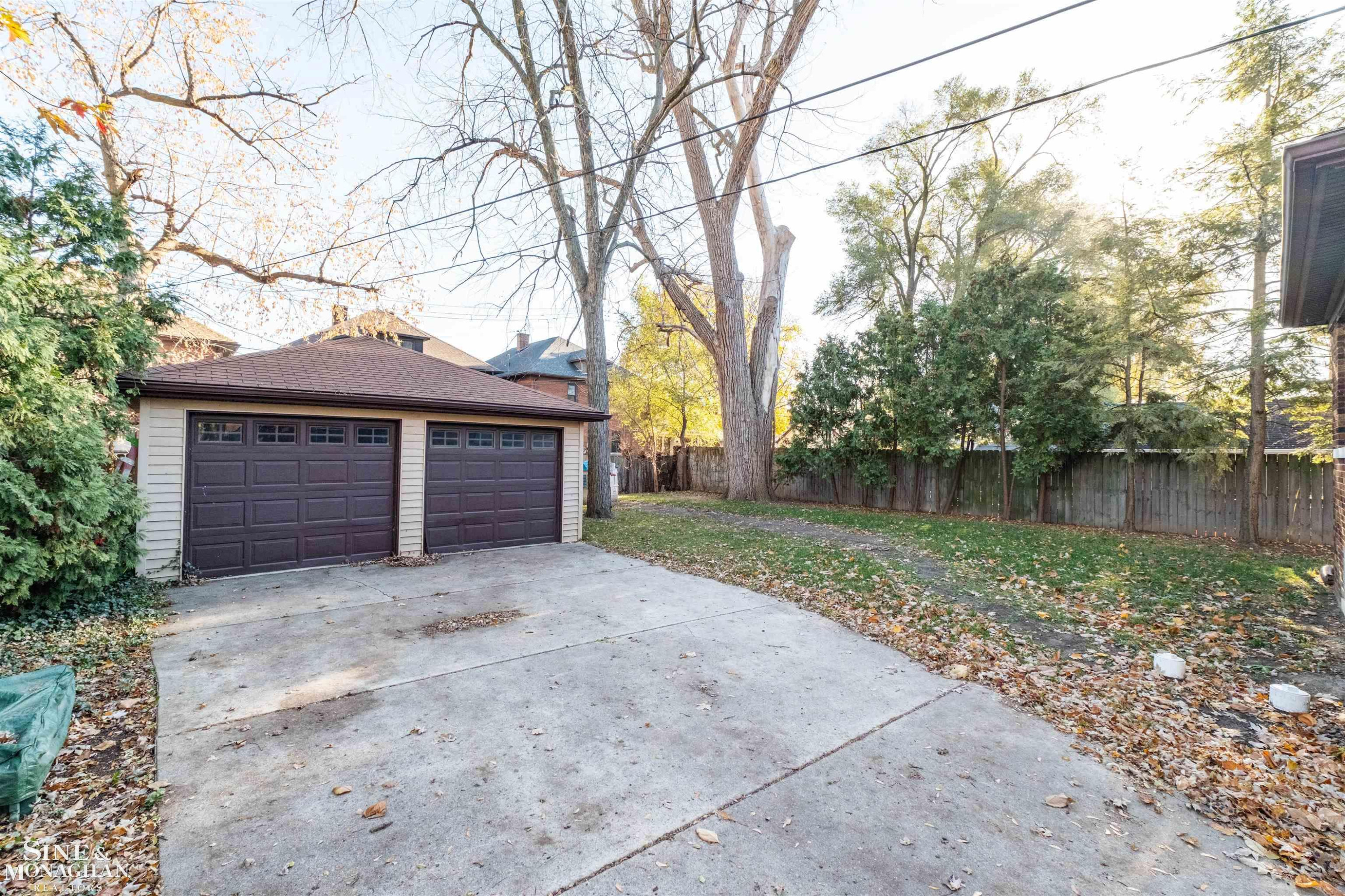 976 Lakepointe Street, Grosse Pointe Park, MI 48230 — Photo 27