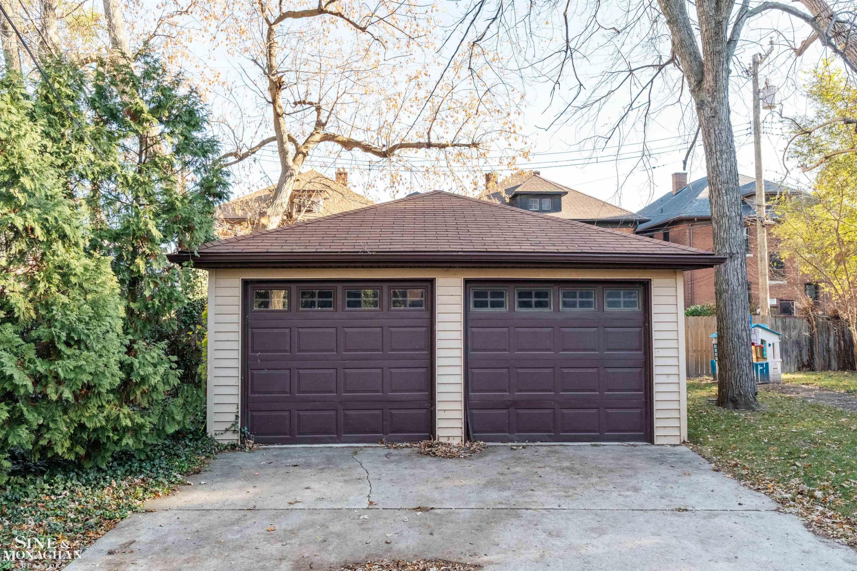 976 Lakepointe Street, Grosse Pointe Park, MI 48230 — Photo 28