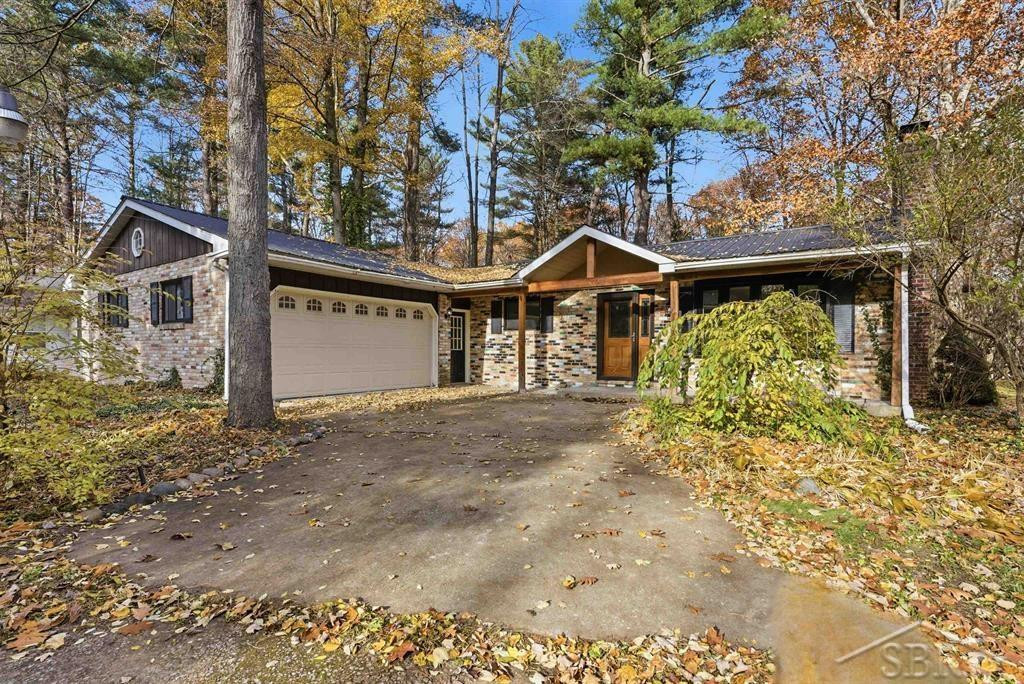930 W Walter Road, Sanford, MI 48657 — front exterior