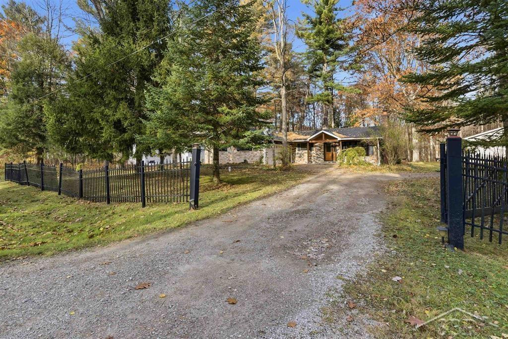 930 W Walter Road, Sanford, MI 48657 — Photo 3
