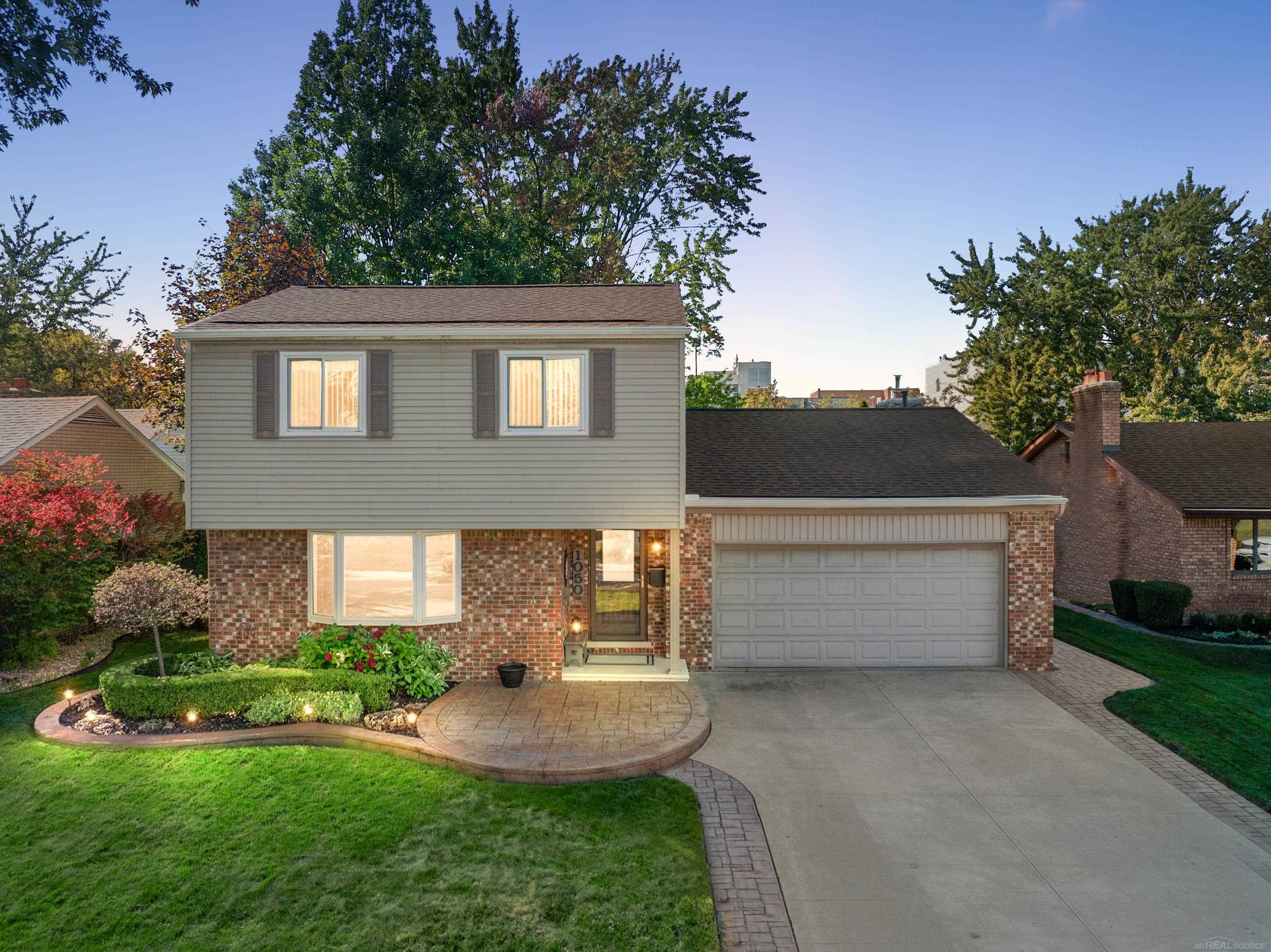 1050 Roslyn Road, Mount Clemens, MI 48043 — front exterior