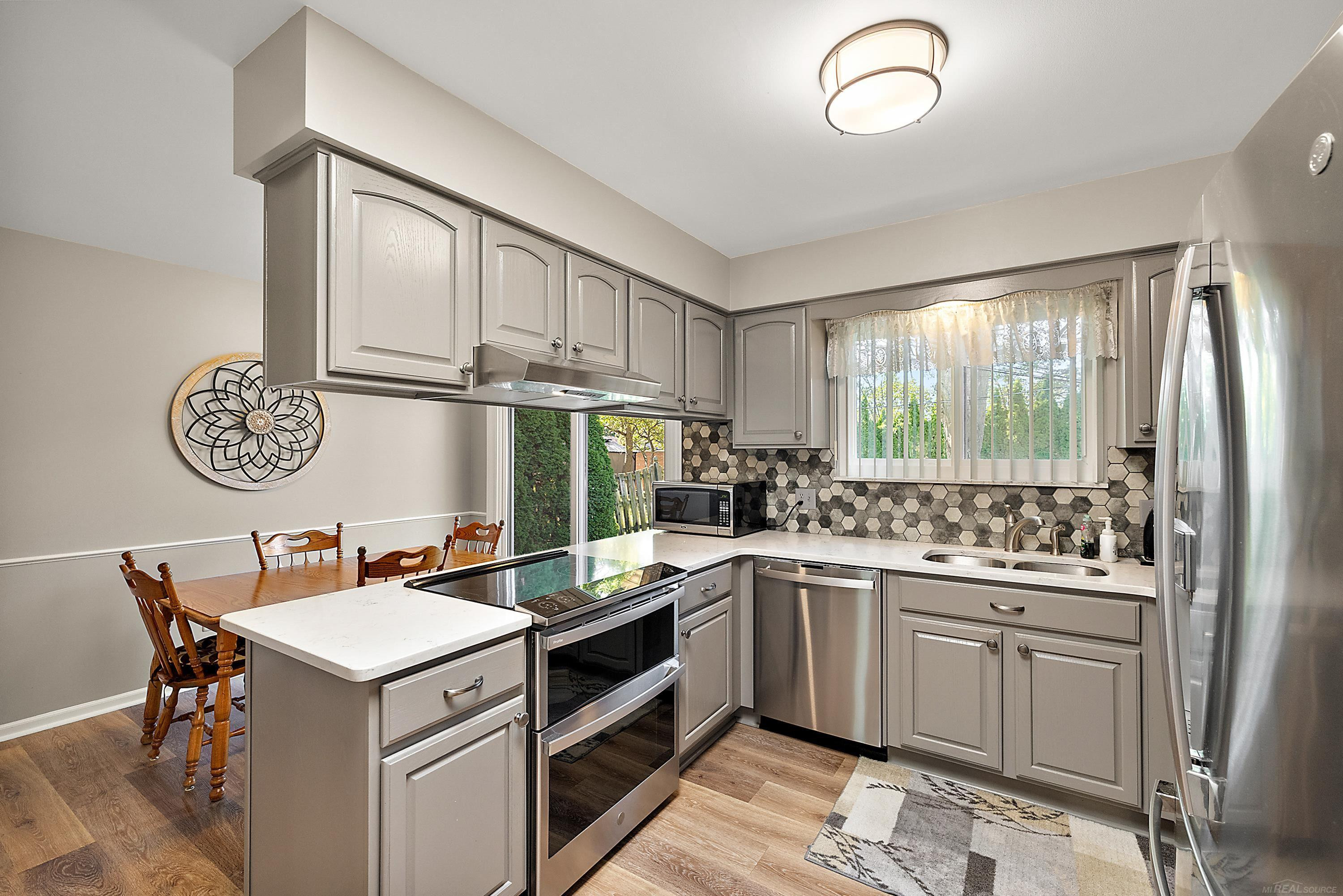1050 Roslyn Road, Mount Clemens, MI 48043 — Photo 11