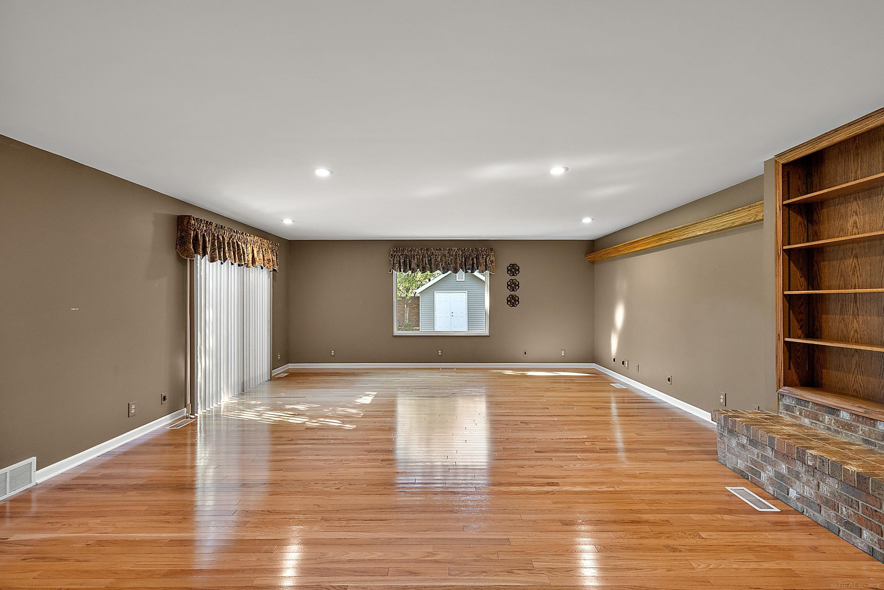 1050 Roslyn Road, Mount Clemens, MI 48043 — Photo 19